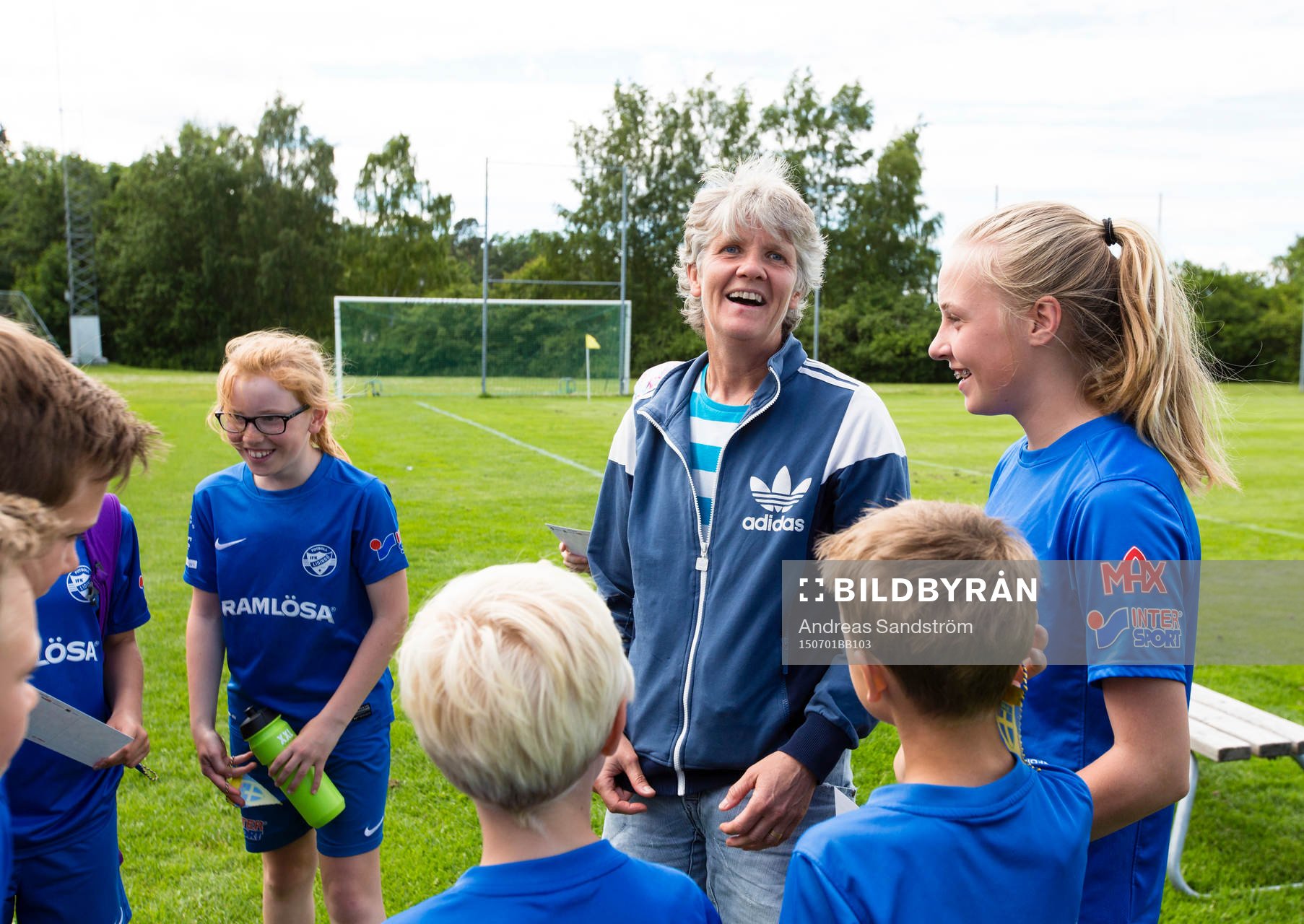 Sveriges förbundskapten Pia Sundhage ser glad ut omgiven