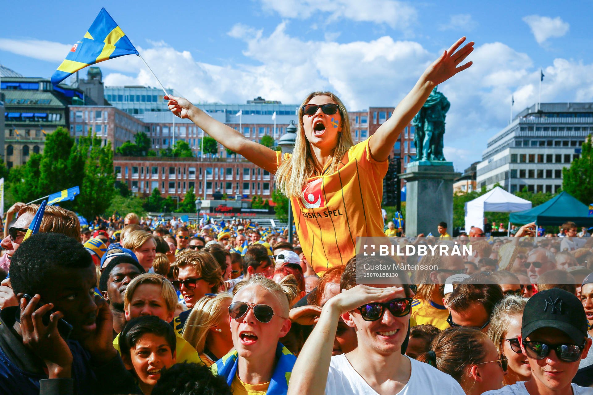 Svenska supportrar firar när Sveriges U21-landslag hyllas