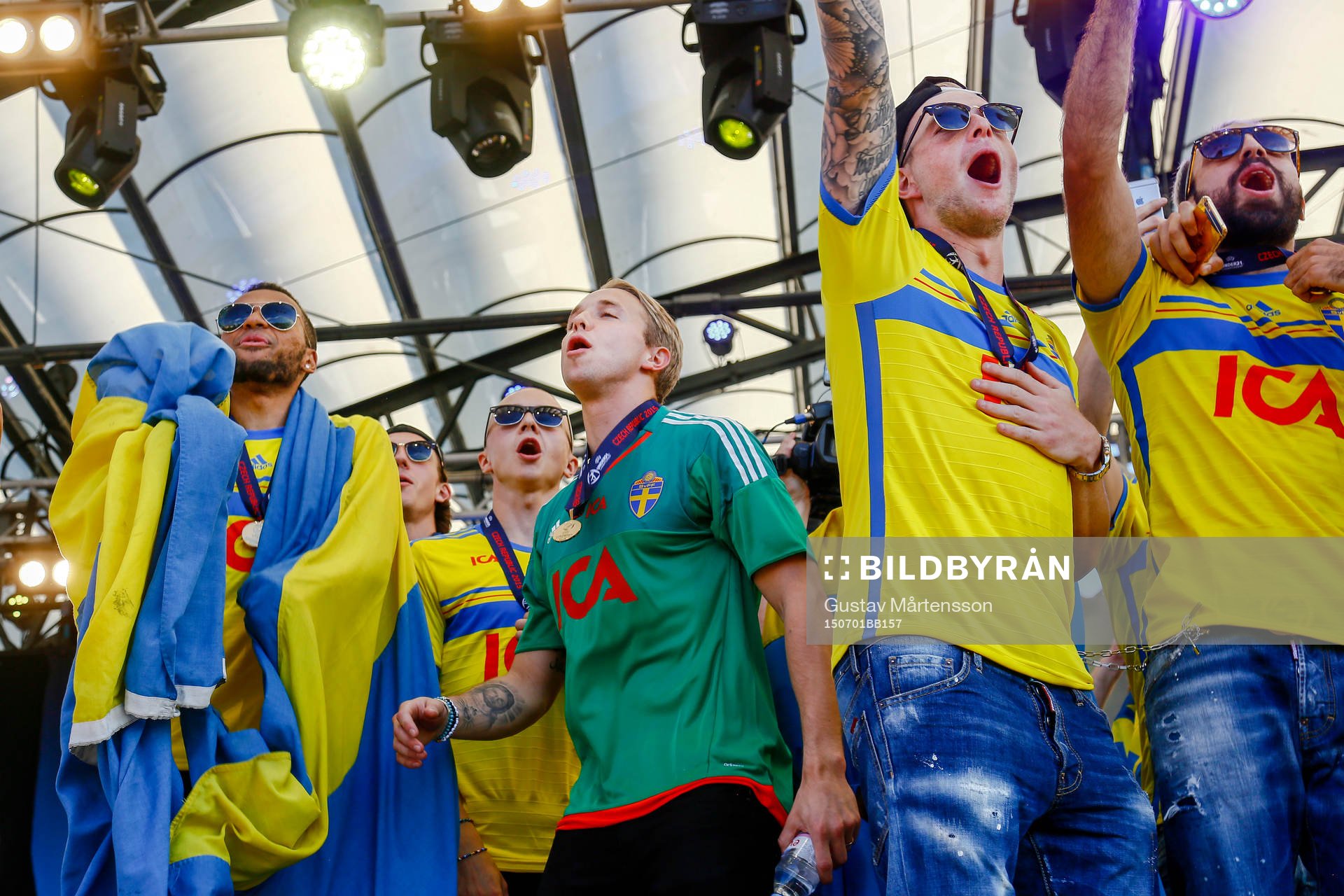 Sveriges spelare firar i Kungsträdgården när Sveriges