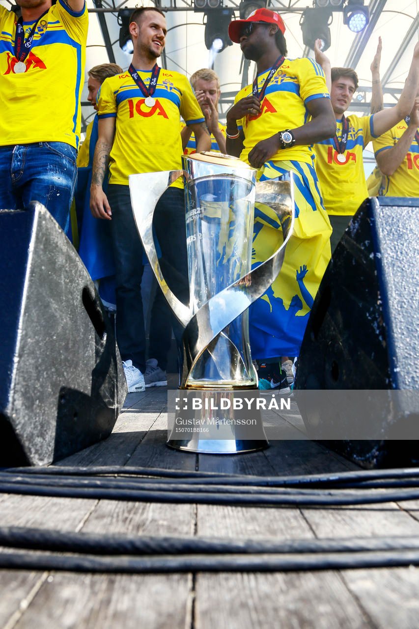 Sveriges spelare firar i Kungsträdgården när Sveriges
