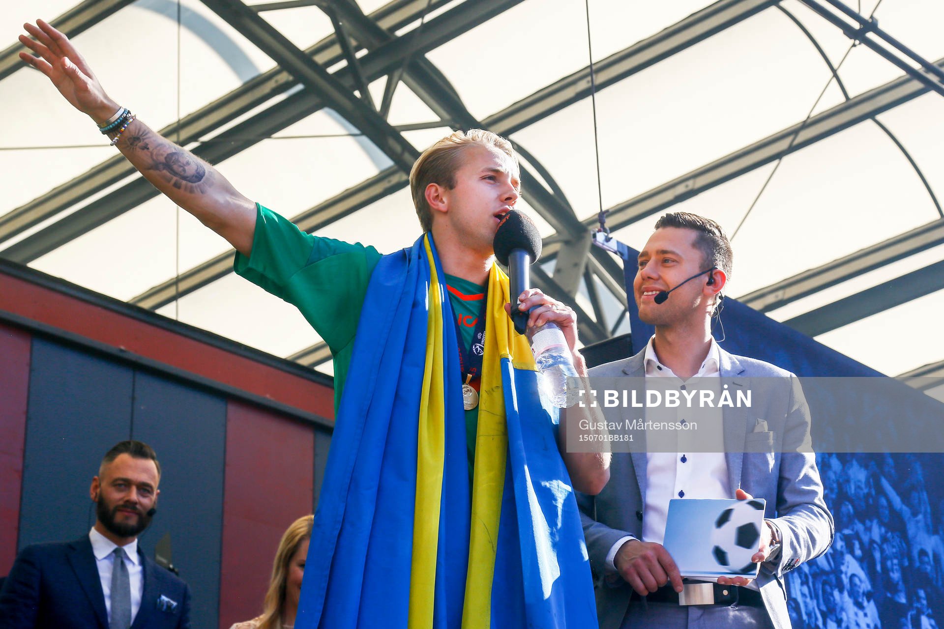 Sveriges målvakt Patrik Carlgren firar när Sveriges