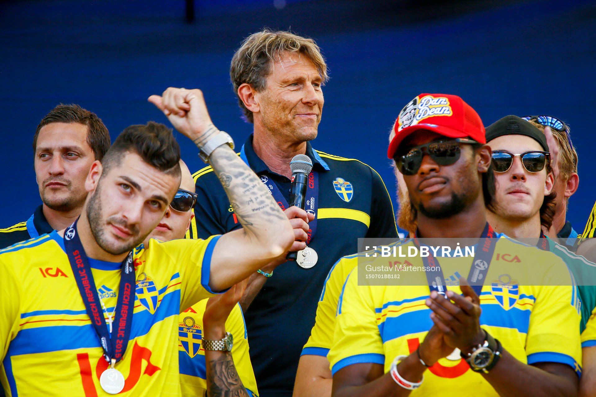 Sveriges förbundskapten Håkan Ericson firar när Sveriges
