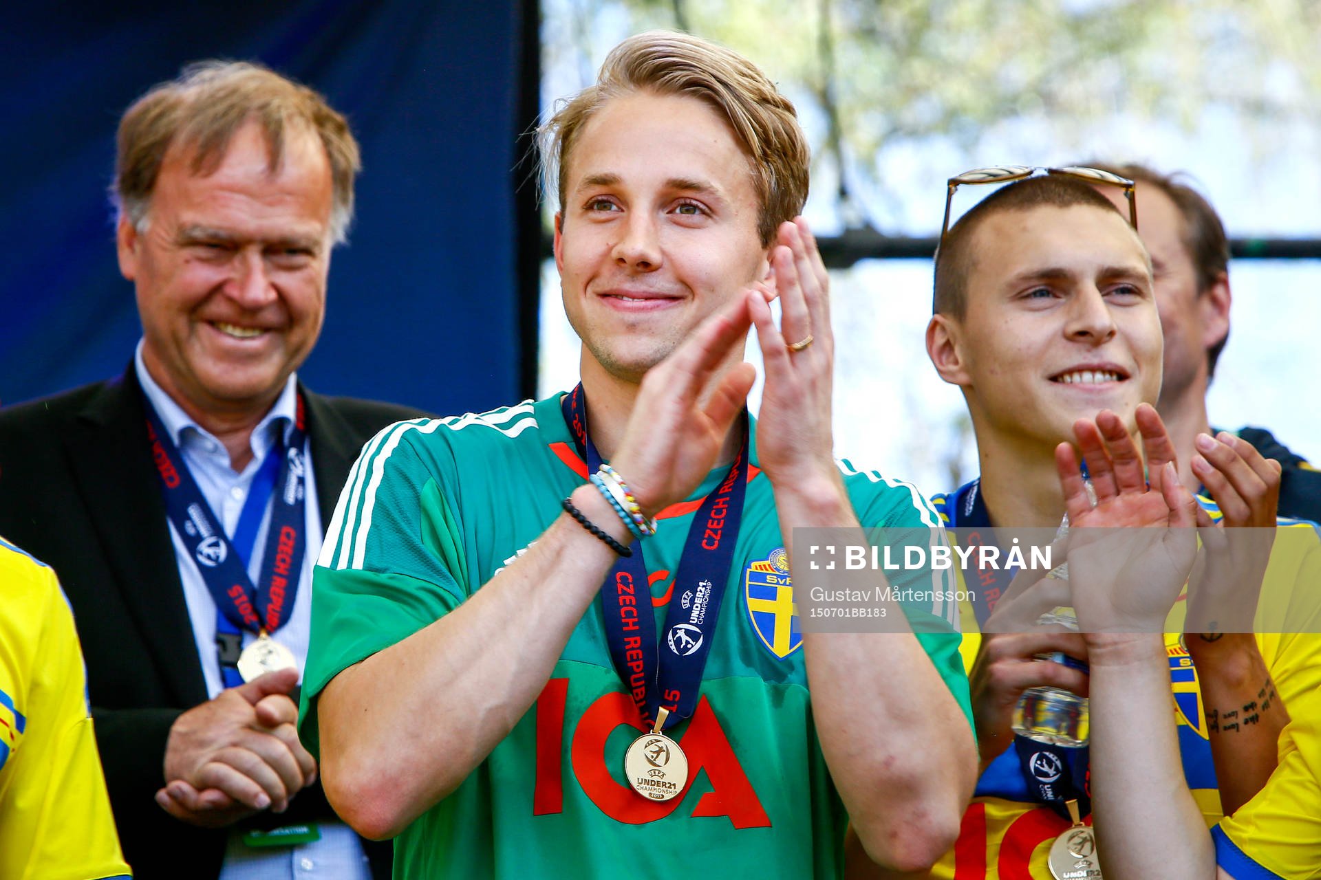Sveriges målvakt Patrik Carlgren och Victor Nilsson Lindelöf  firar när Sveriges U21-landslag hyllas den 1 juli 2015 i Stockholm.