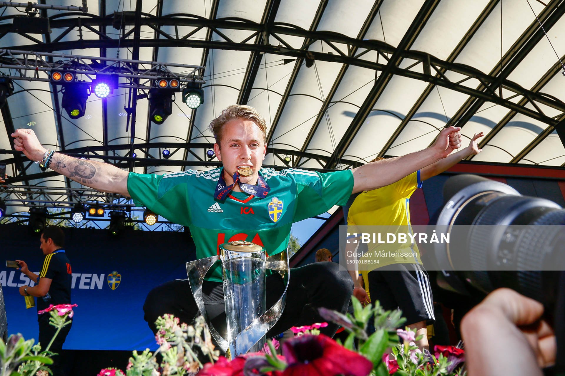 Sveriges målvakt Patrik Carlgren firar när Sveriges