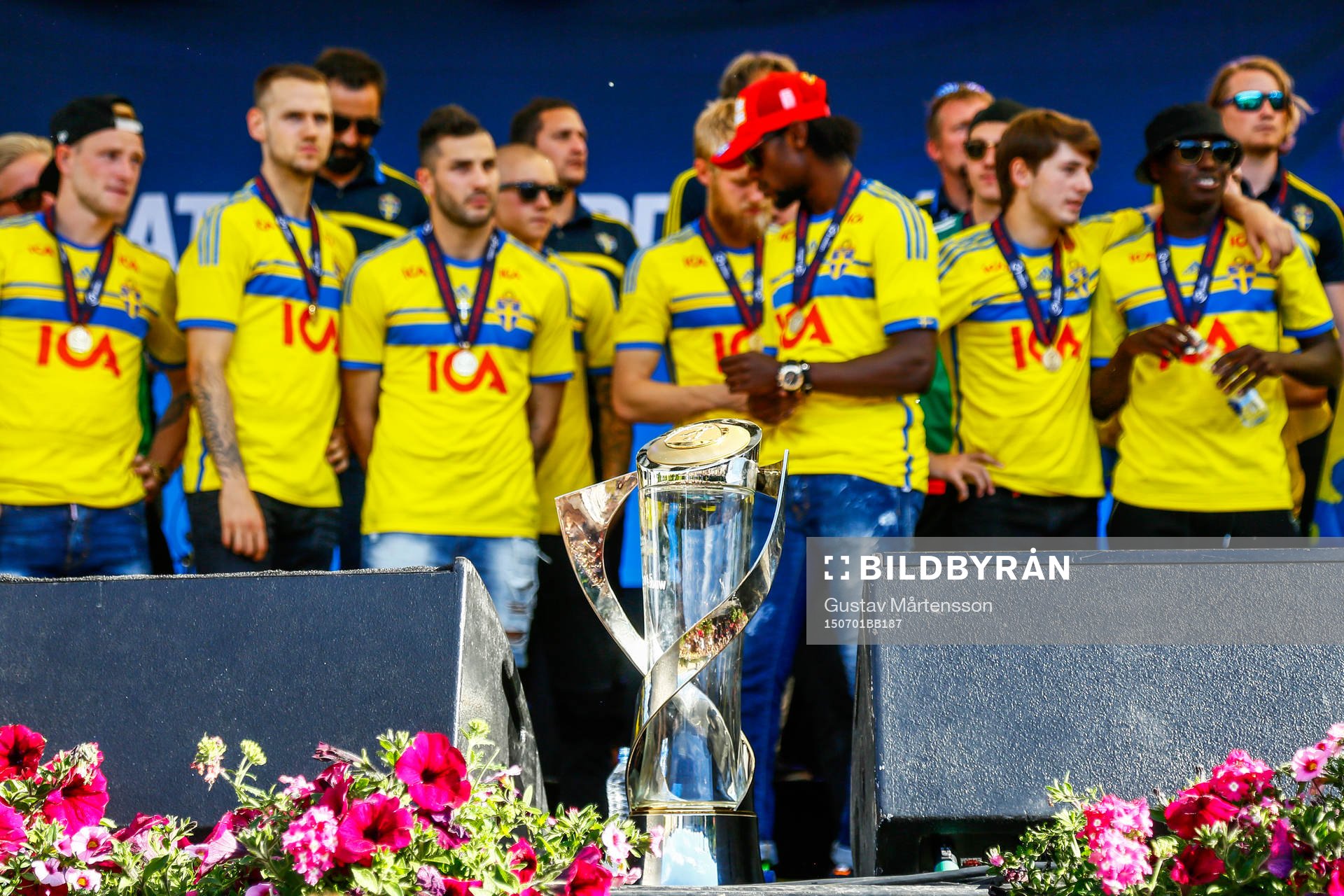 Pokalen framför de svenska spelarna som firar när