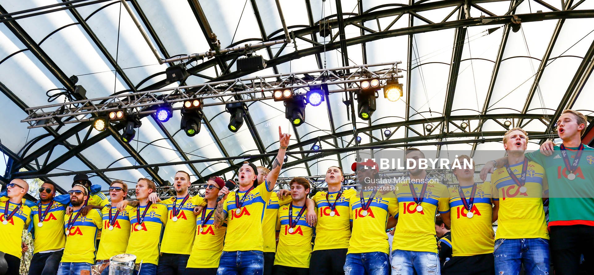 Sveriges spelar firar när Sveriges U21-landslag hyllas