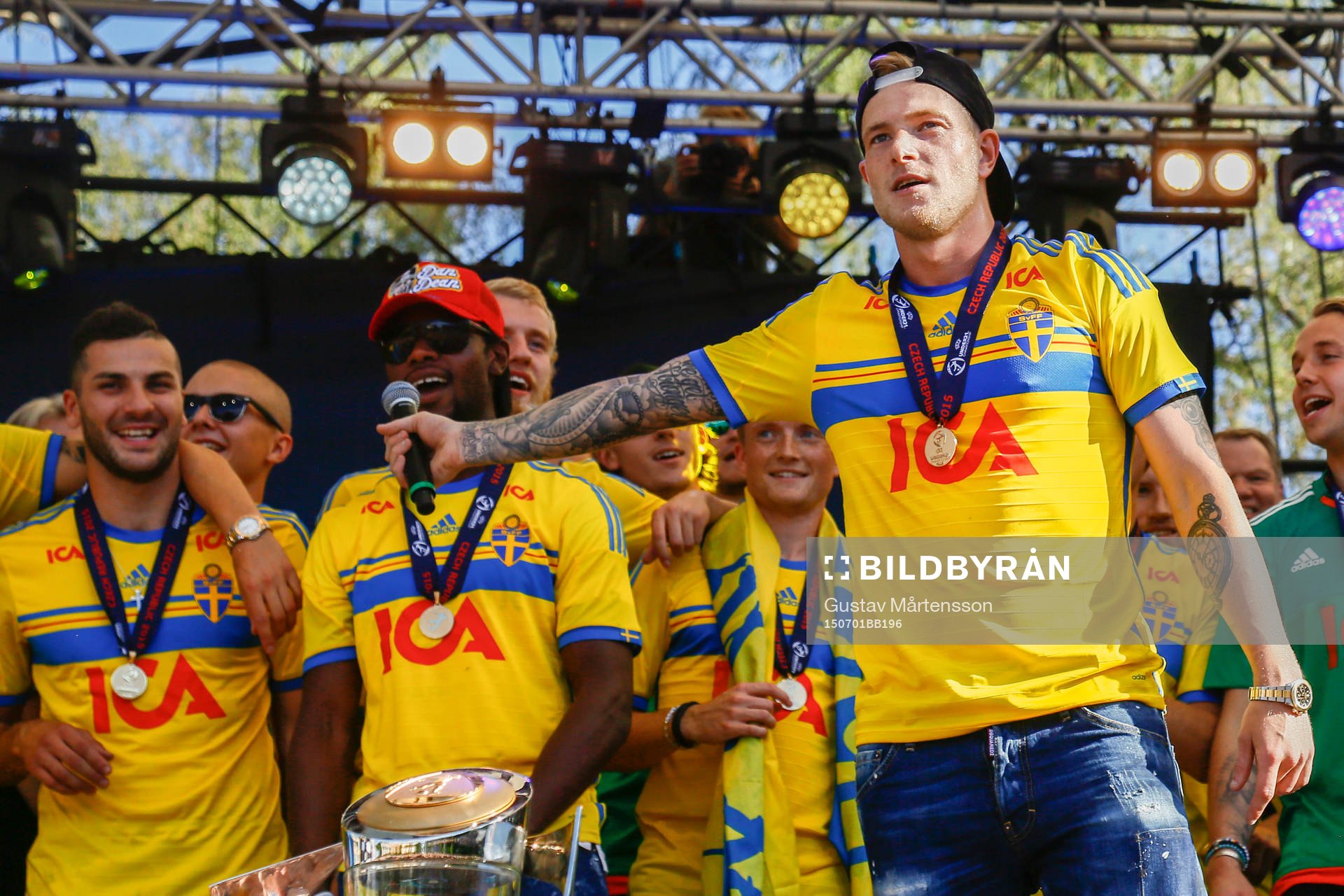 Sveriges John Guidetti firar med lagkamraterna när