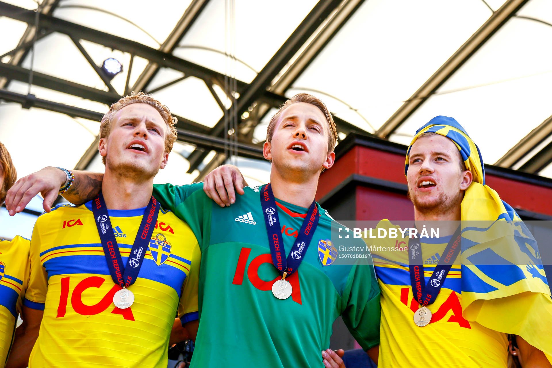 Sveriges Oscar Hiljemark , Sveriges målvakt Patrik