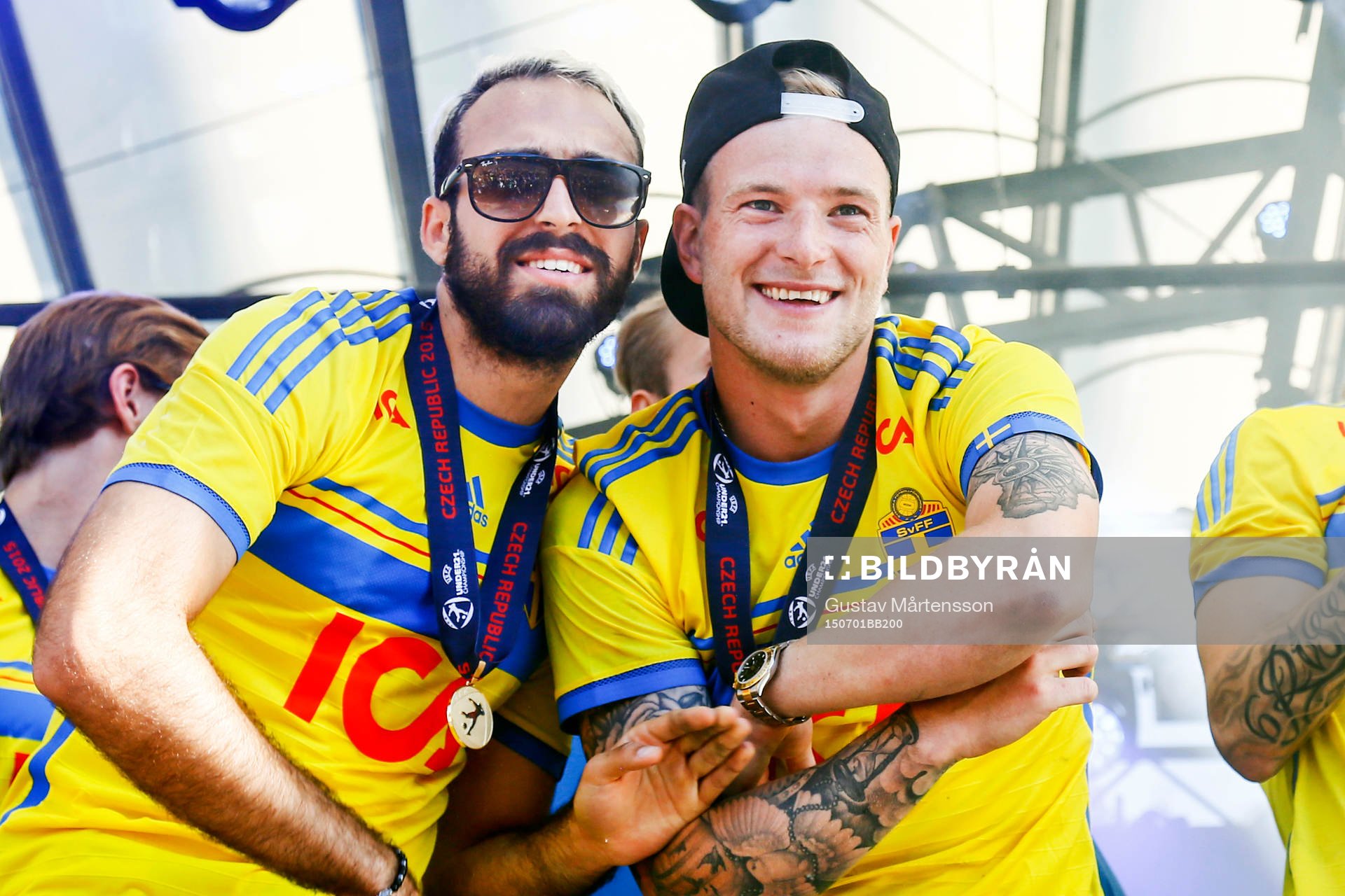 Sveriges Abdullah Khalili och John Guidetti firar när