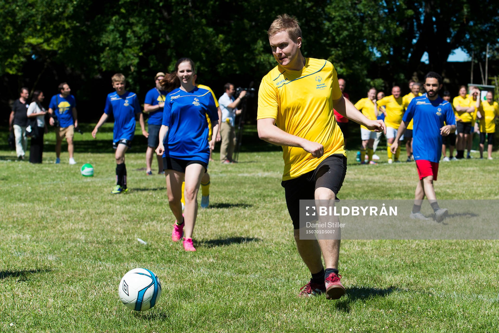 Politiker spelar fotboll, här Gustaf Fridolin