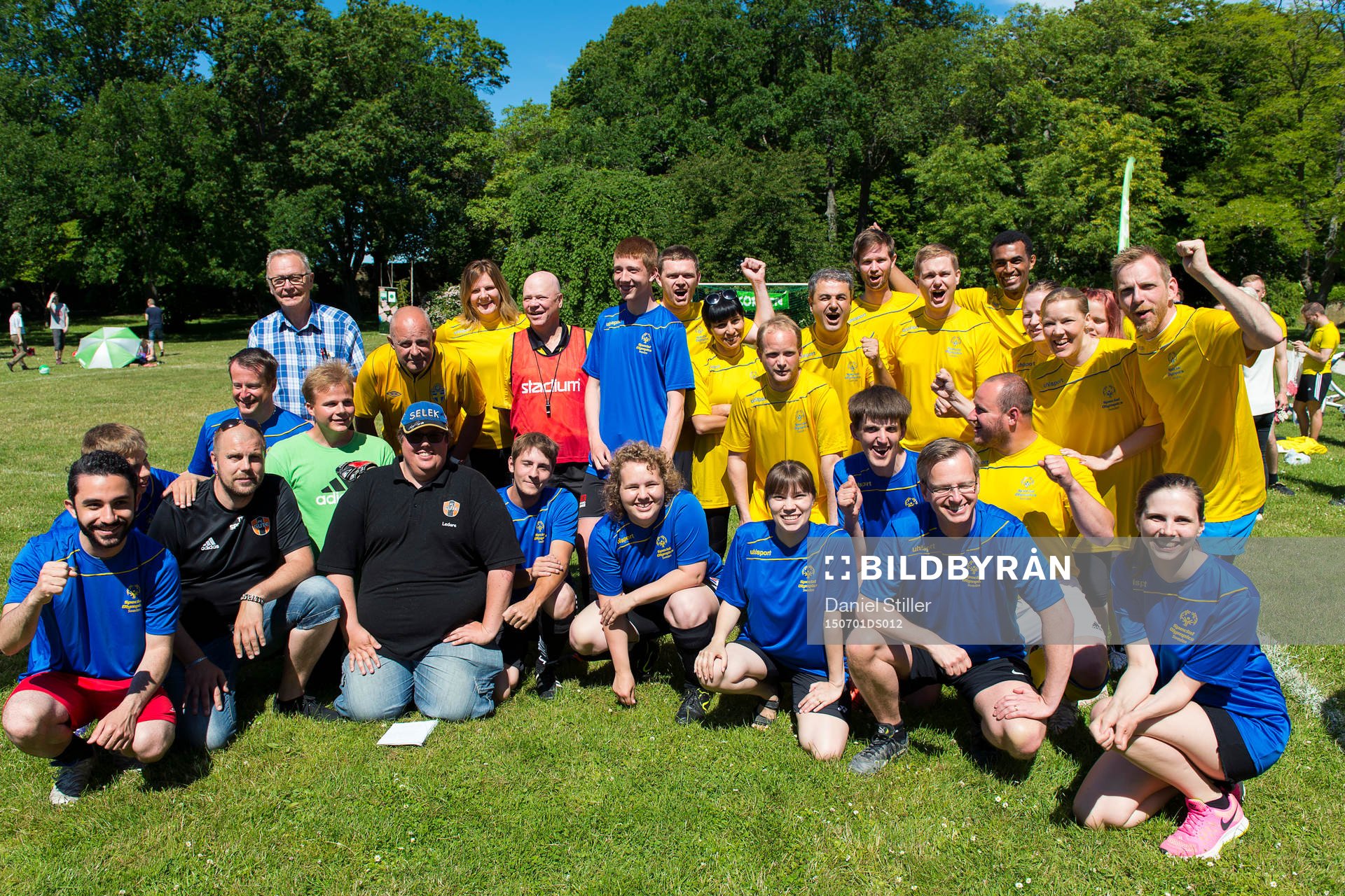Politiker spelar fotboll tillsammans med deltagare från Special Olympics under Idrottens dag under Almedalsveckand den 01 juni 2015 i Visby.
