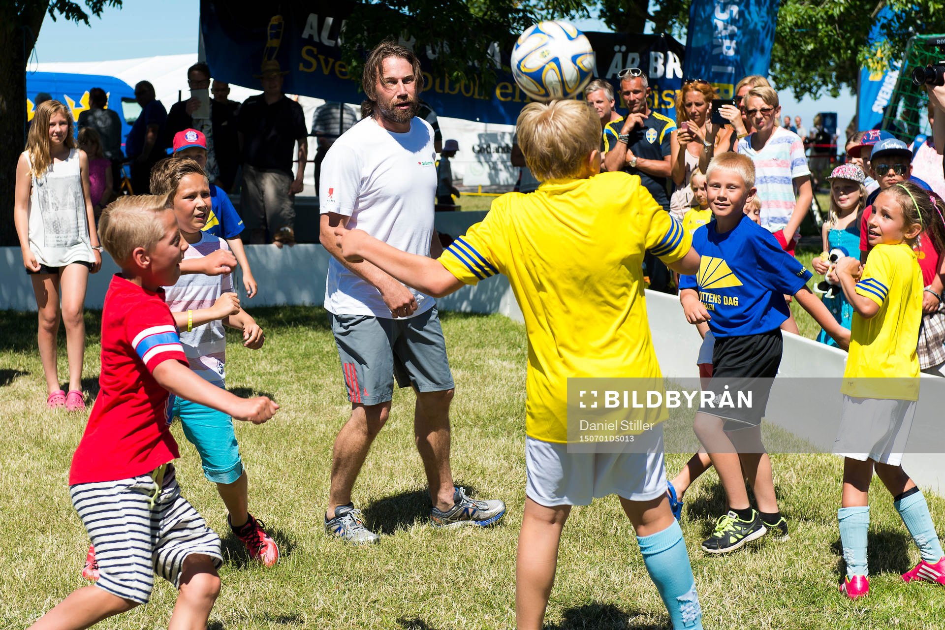Peter Forsberg spelar fotboll