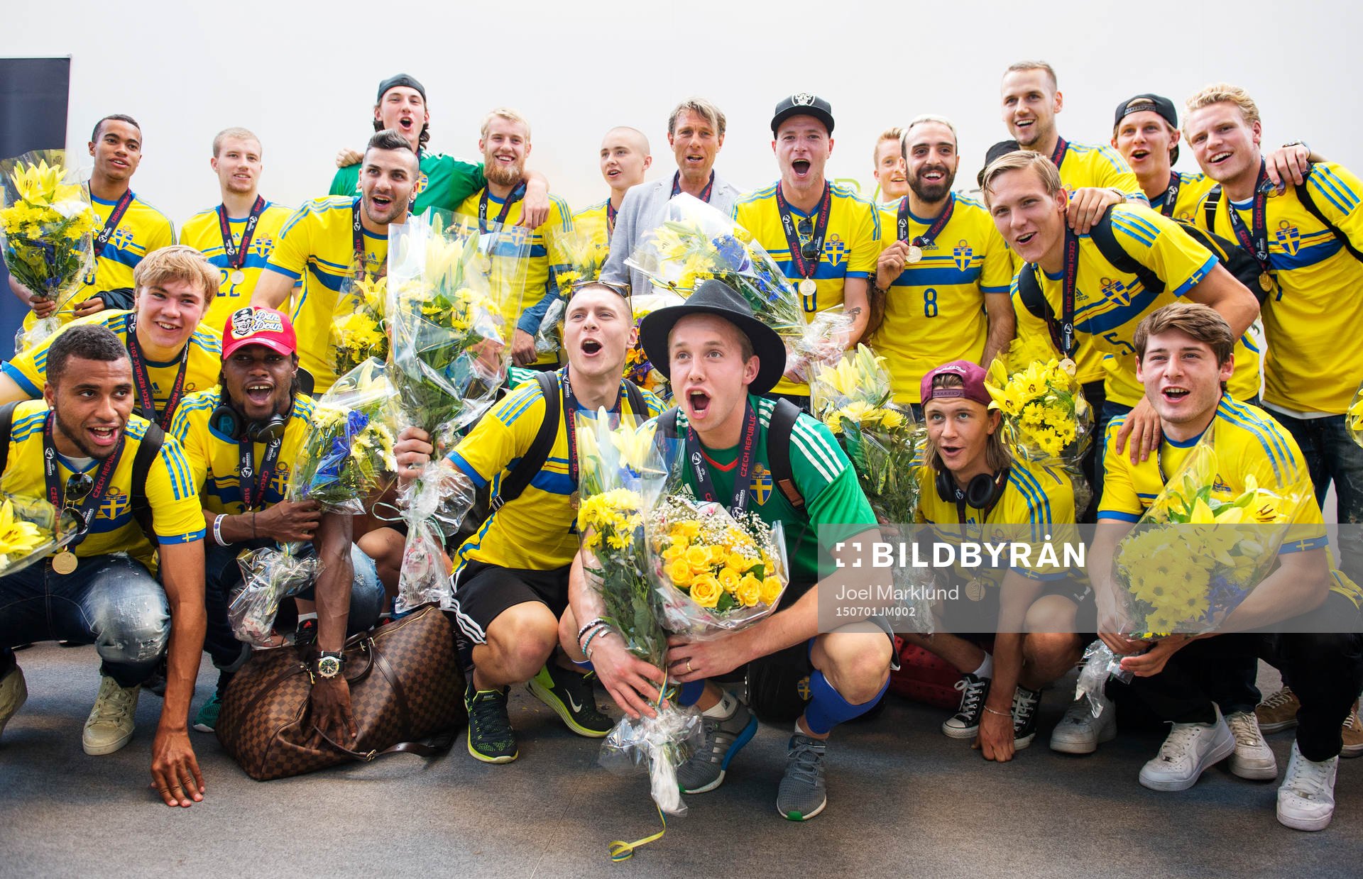 Sveriges U21-landslag är samlat i grupp och jublar