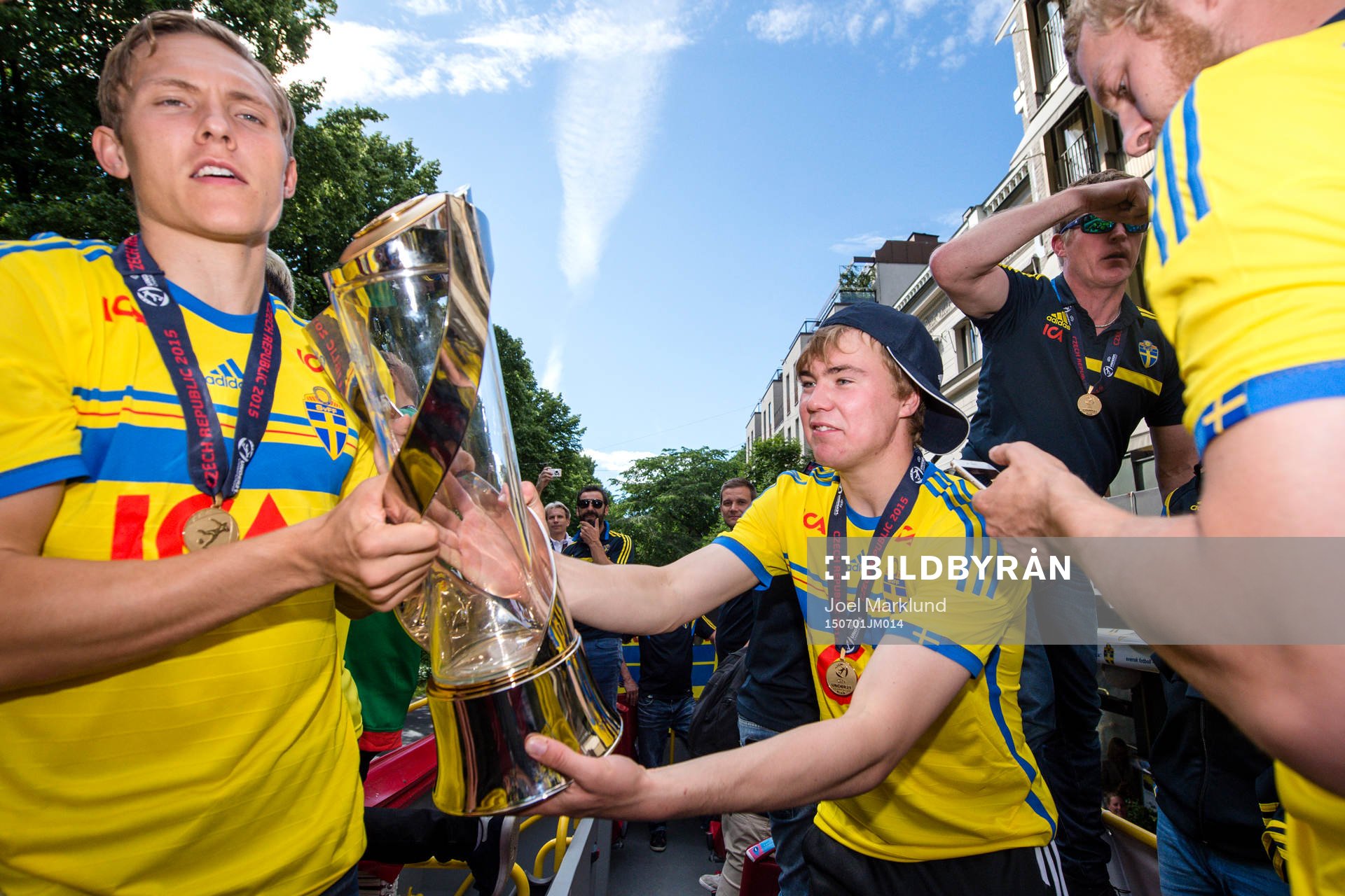Sveriges Ludwig Augustinsson och Simon Tibbling med pokalen