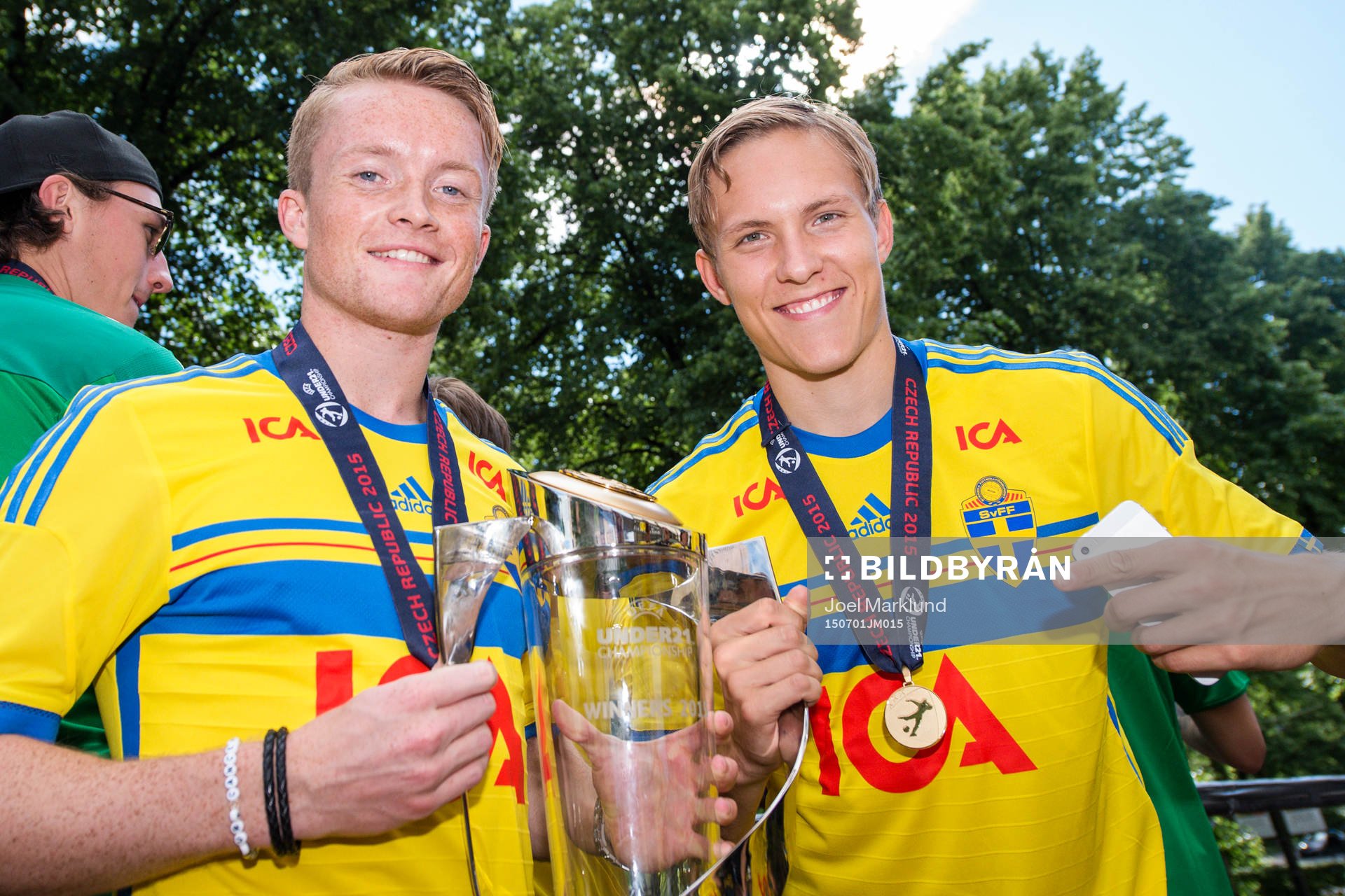 Sveriges Sam Larsson och Ludwig Augustinsson med pokalen
