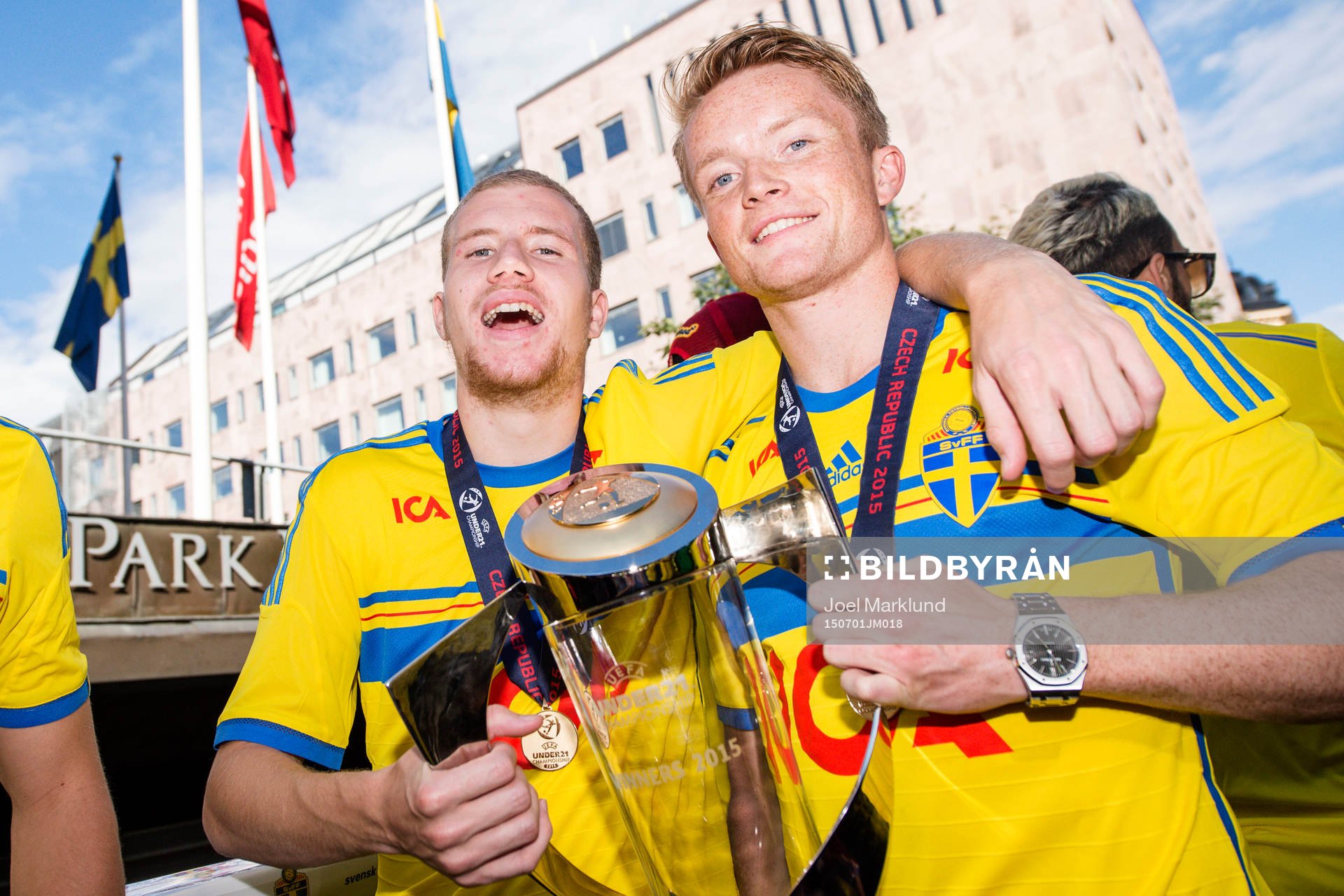 Sveriges Simon Gustafson och Sam Larsson med pokalen när