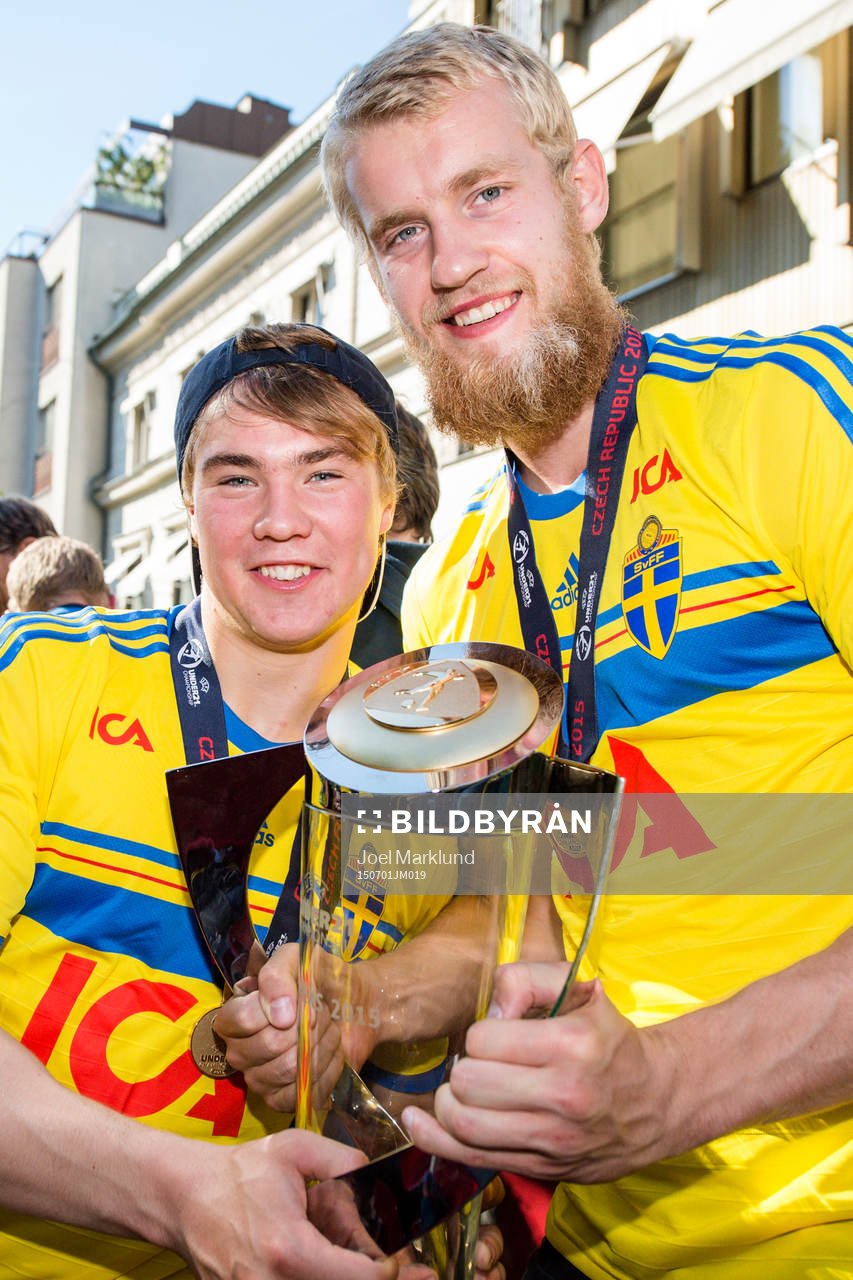 Sveriges Simon Tibbling och Filip Helander med pokalen när
