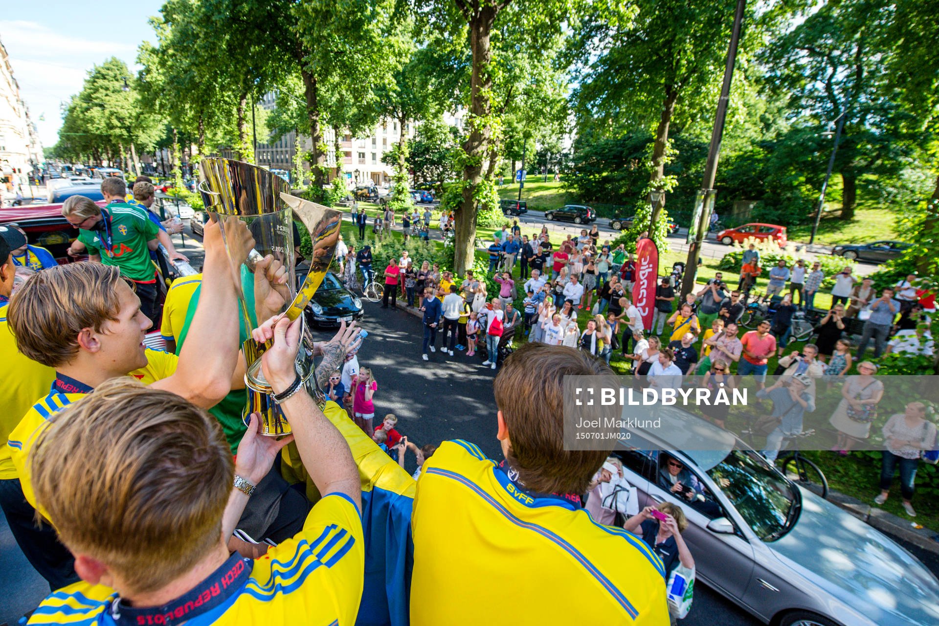 Sveriges  spelar lyfter pokalen för supportrar när