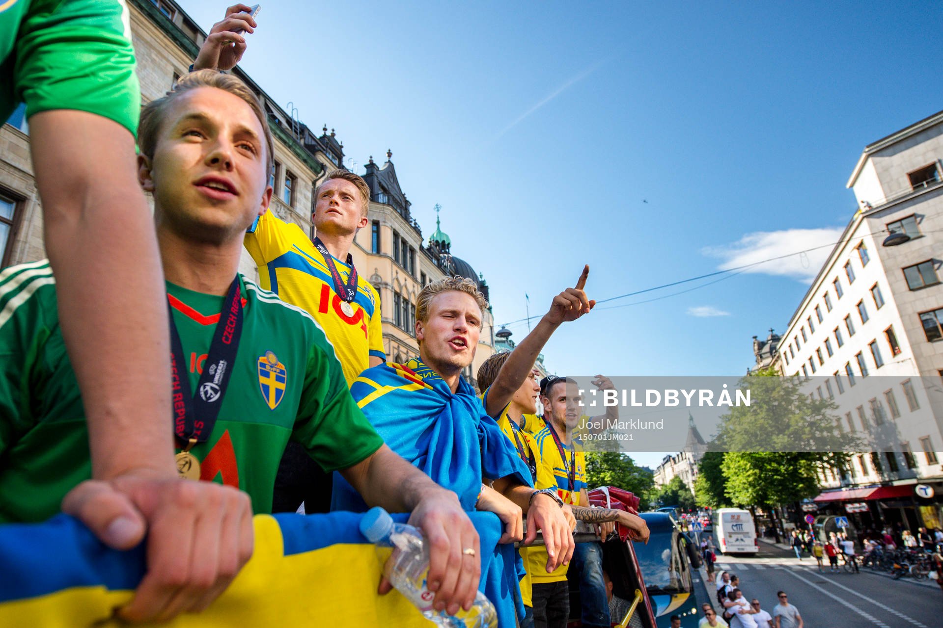 Sveriges målvakt Patrik Carlgren , Sam Larsson och Oscar