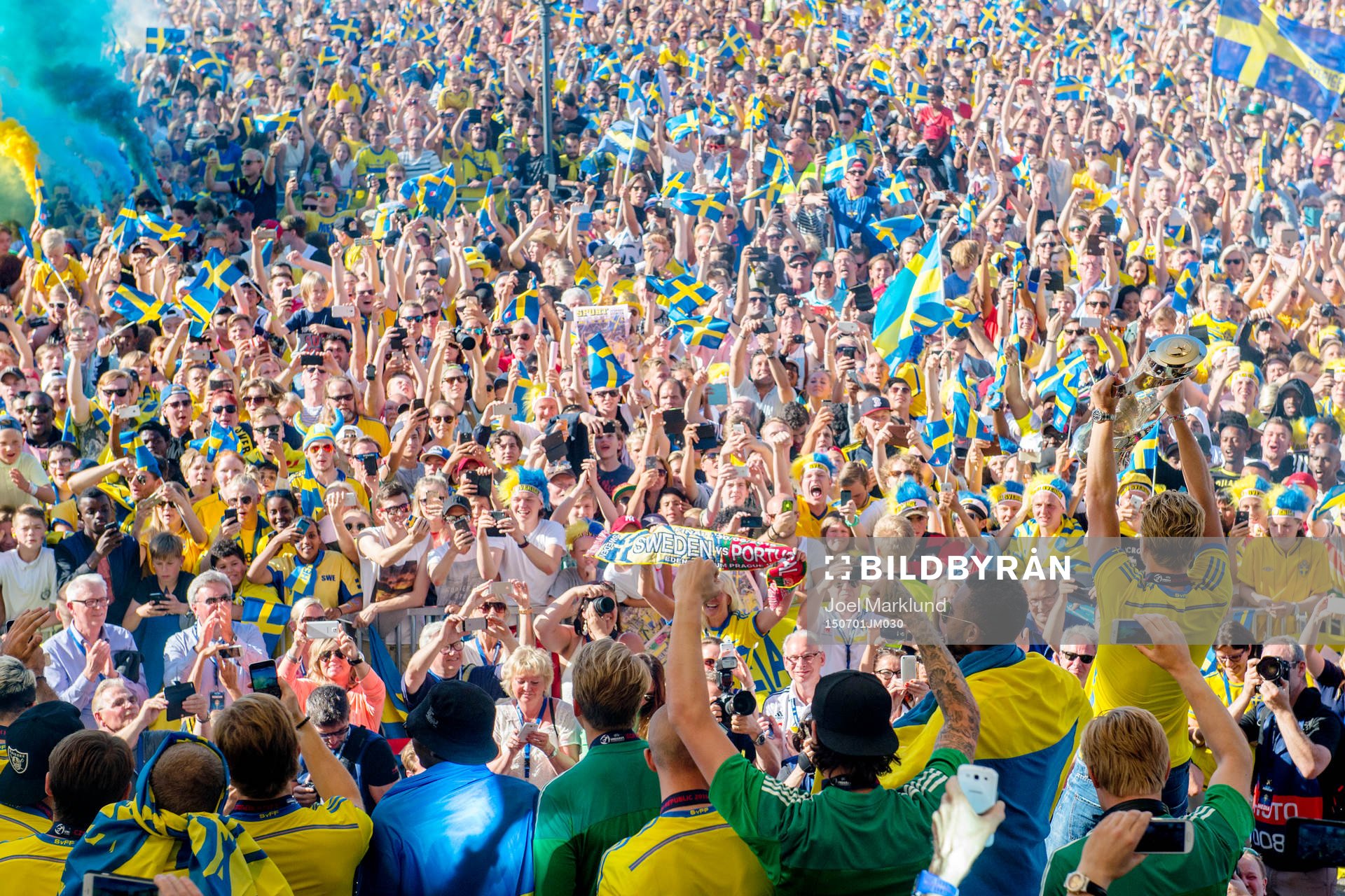 Sveriges landslag firar  i Kungsträdgården när Sveriges