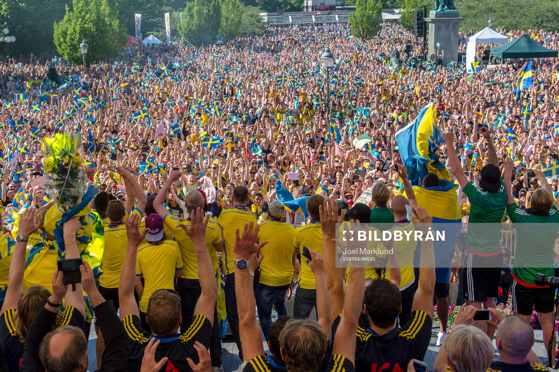 Sveriges landslag firar  i Kungsträdgården när Sveriges