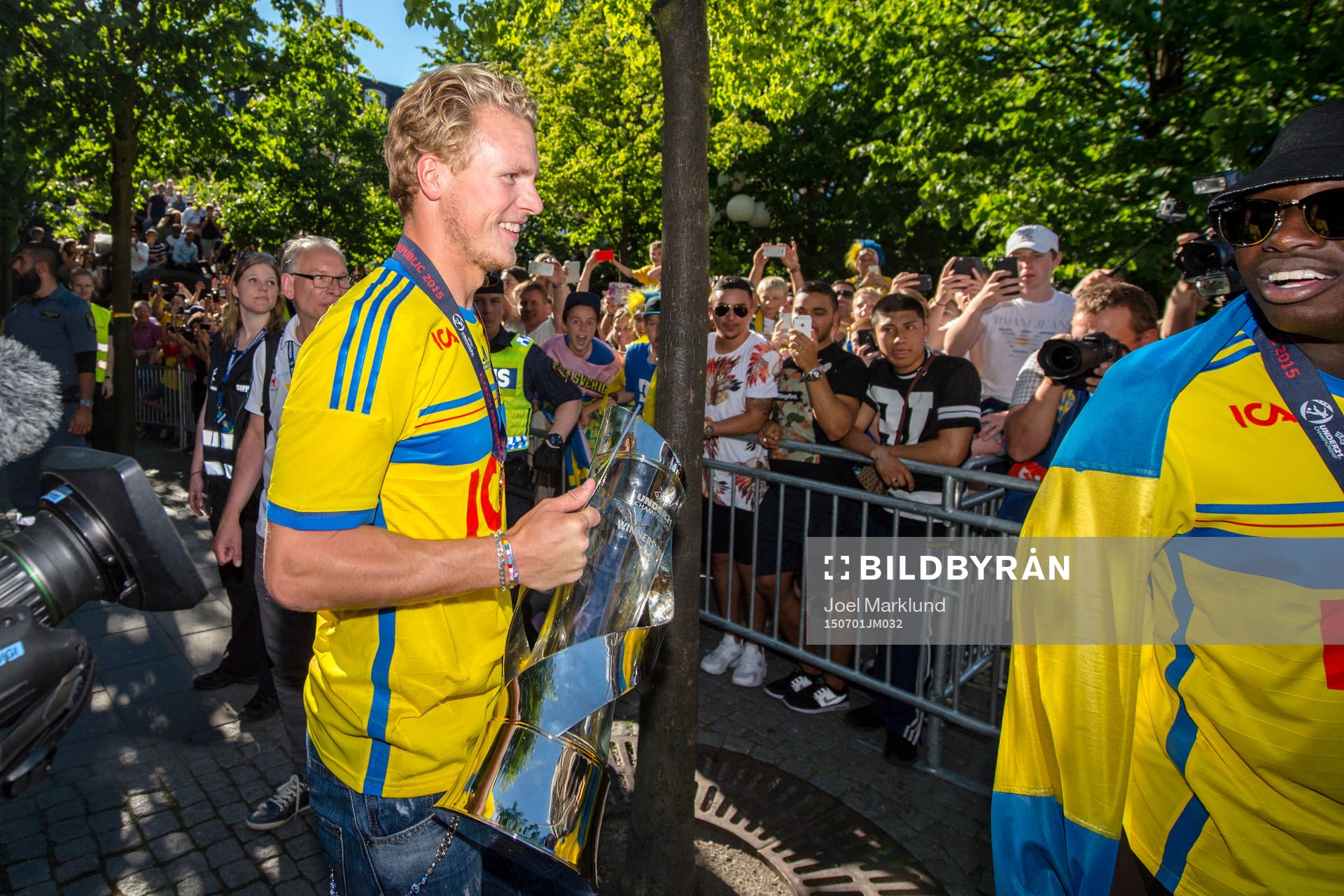 Sveriges Oscar Hiljemark firar med pokalen i