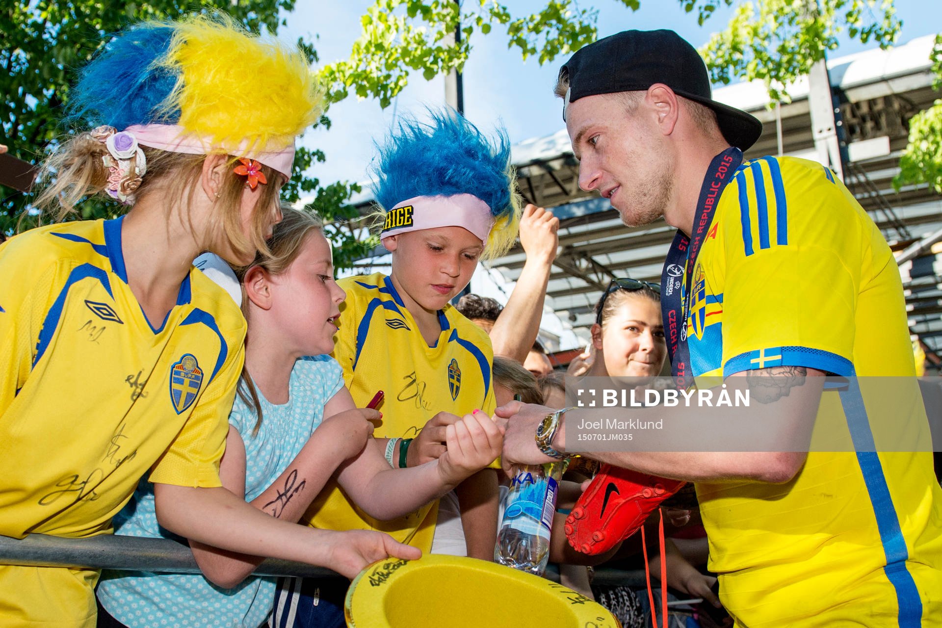 Sveriges John Guidetti skriver autografer i