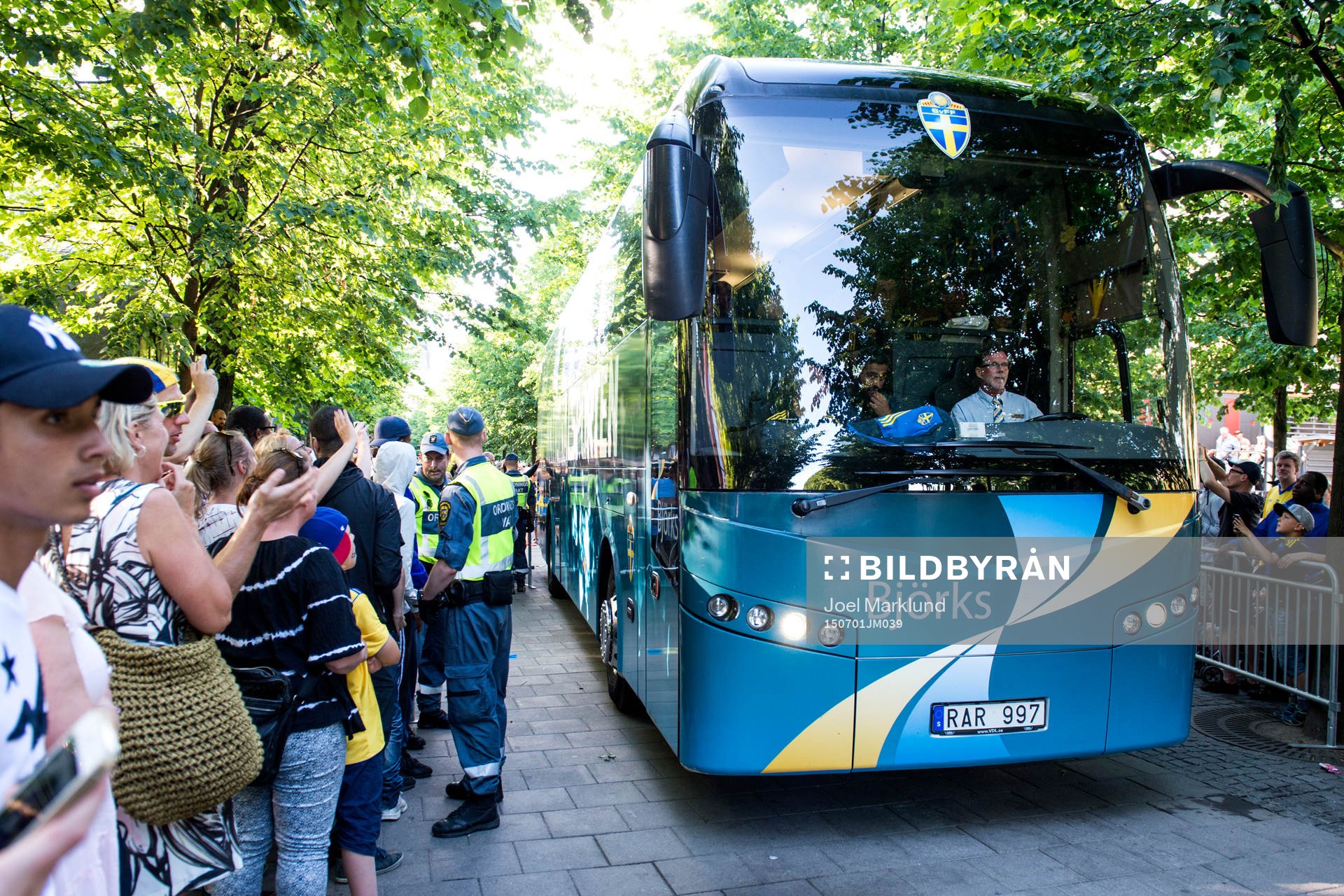 Sveriges spelare lämnar med buss firandet i