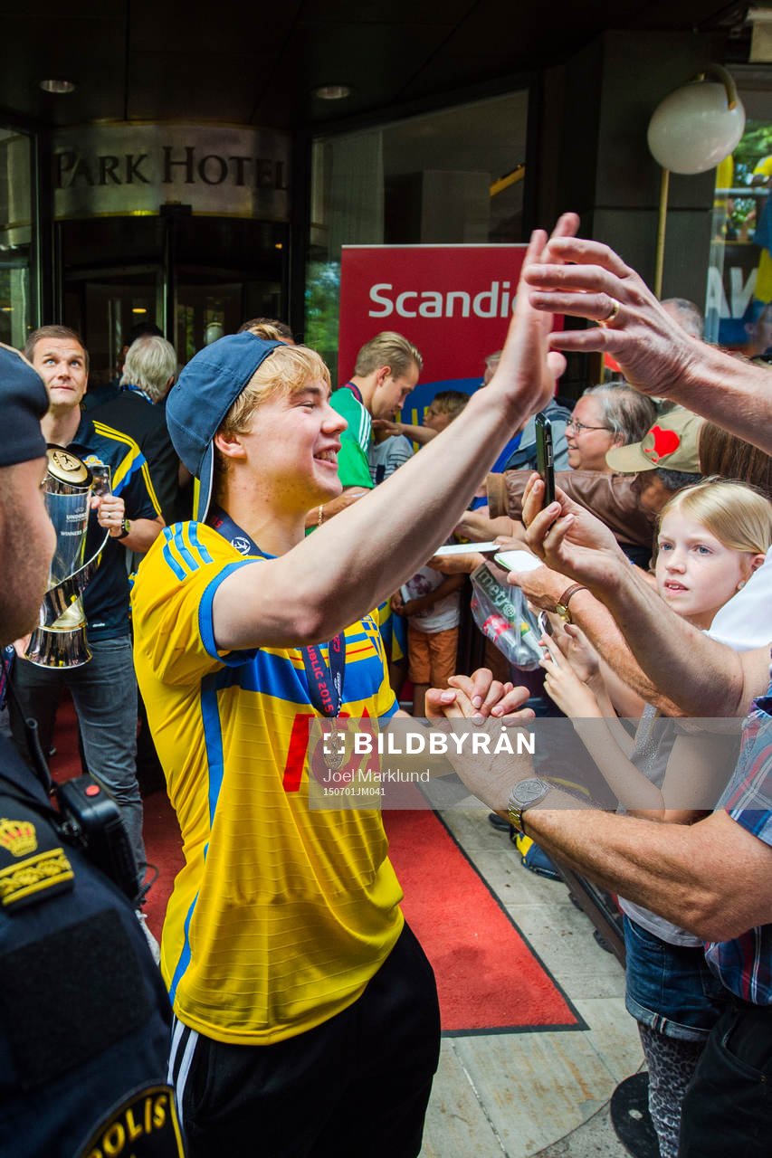 Sveriges Simon Tibbling före bussfärden mot