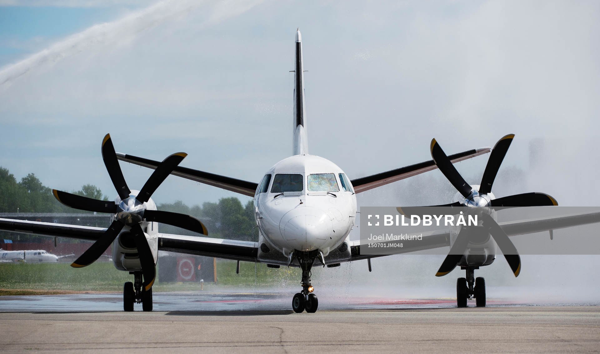 Sveriges U21-landslag anländer i ett flygplan