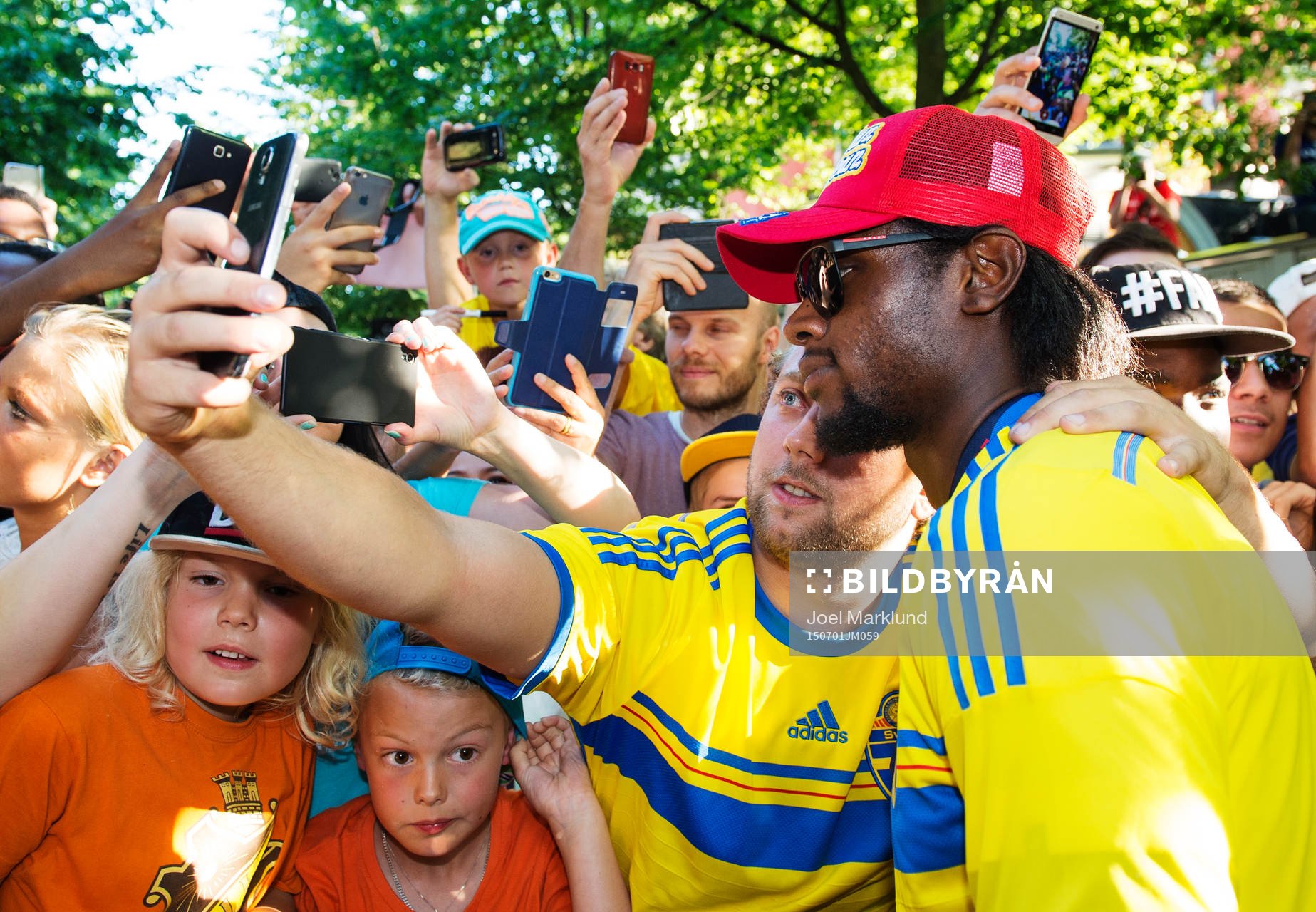 Fans tar bilder med Joseph Baffo när Sveriges U21-landslag