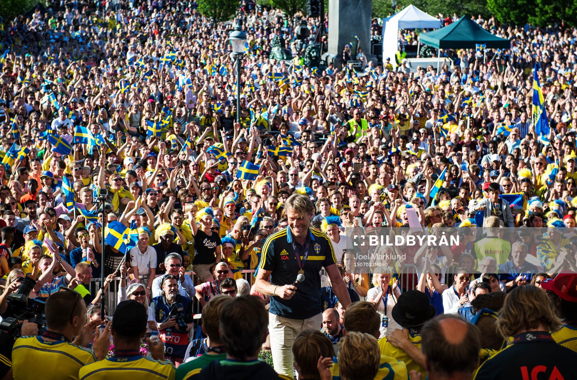 Förbundskapten Håkan Ericson framme på scén när