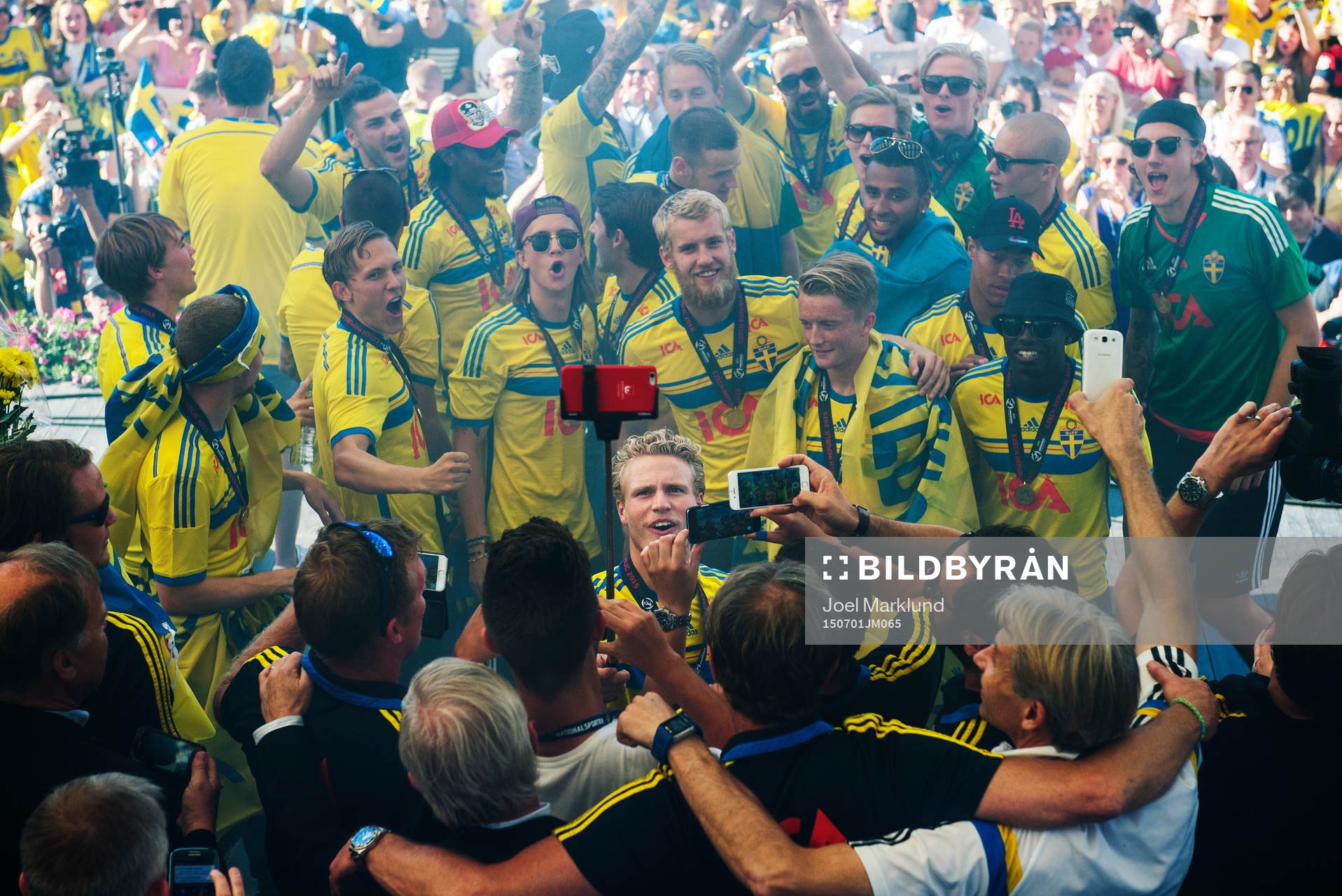 Oscar Hiljemark tar en selfie uppe på scén när Sveriges