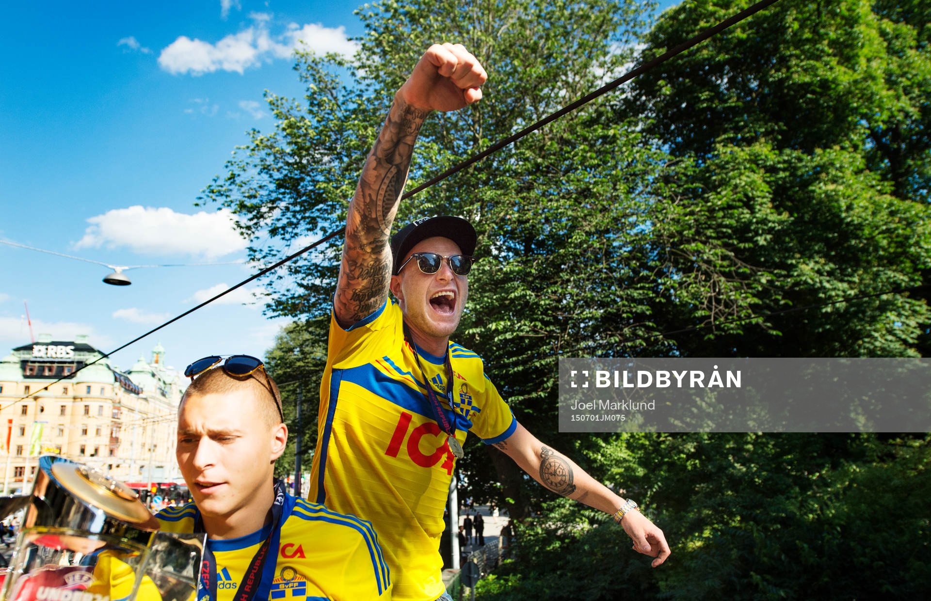 John Guidetti jublar när Sveriges U21-landslag hyllas
