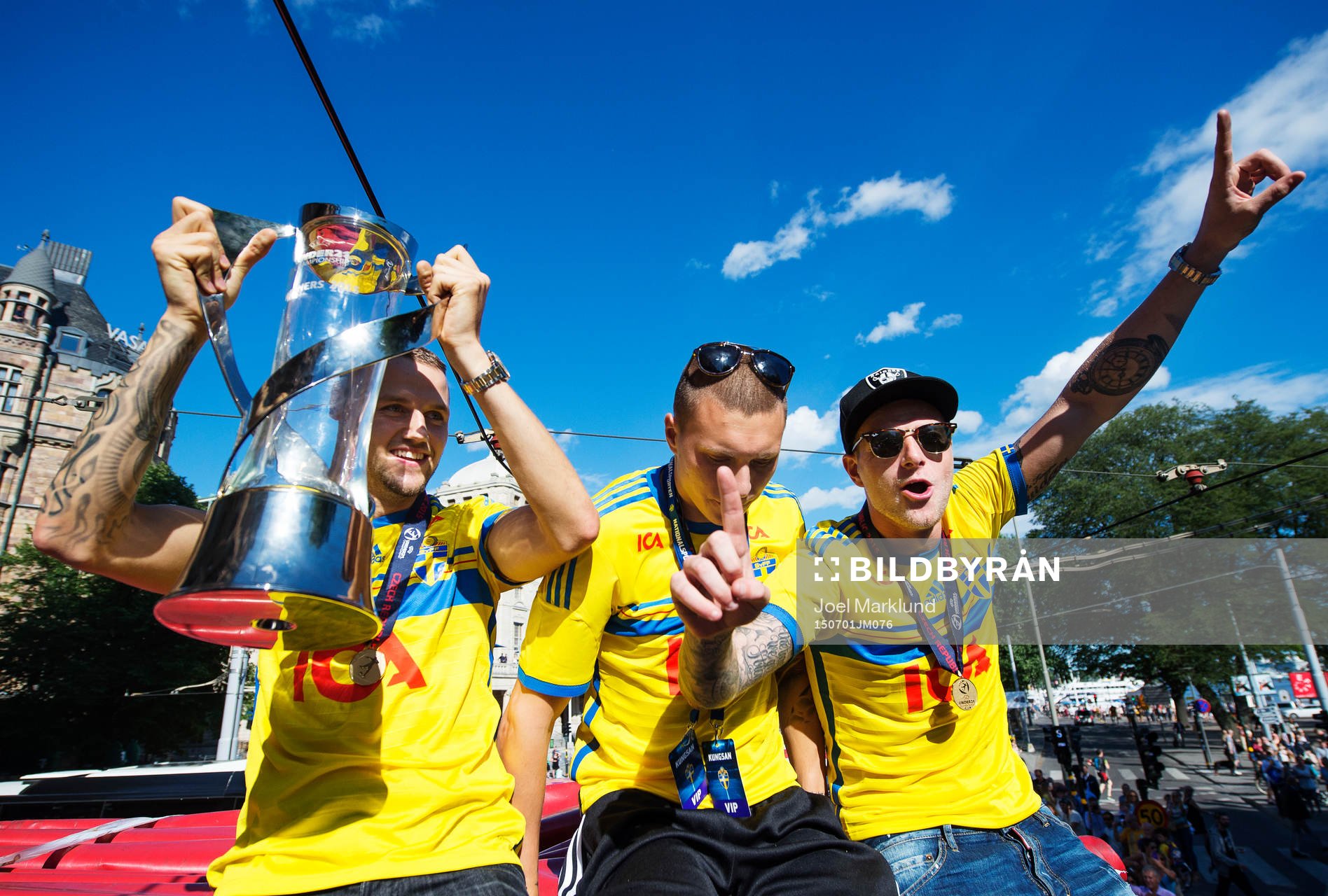 Alexander Milosevic, Victor Nilsson Lindelöf och John Guidetti jublar när Sveriges U21-landslag hyllas den 1 juli 2015 i Stockholm.