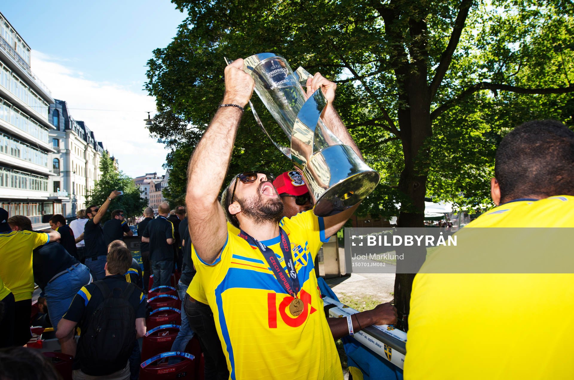 Abdullah Khalili jublar med EM-pokalen när Sveriges U21-landslag hyllas den 1 juli 2015 i Stockholm.
