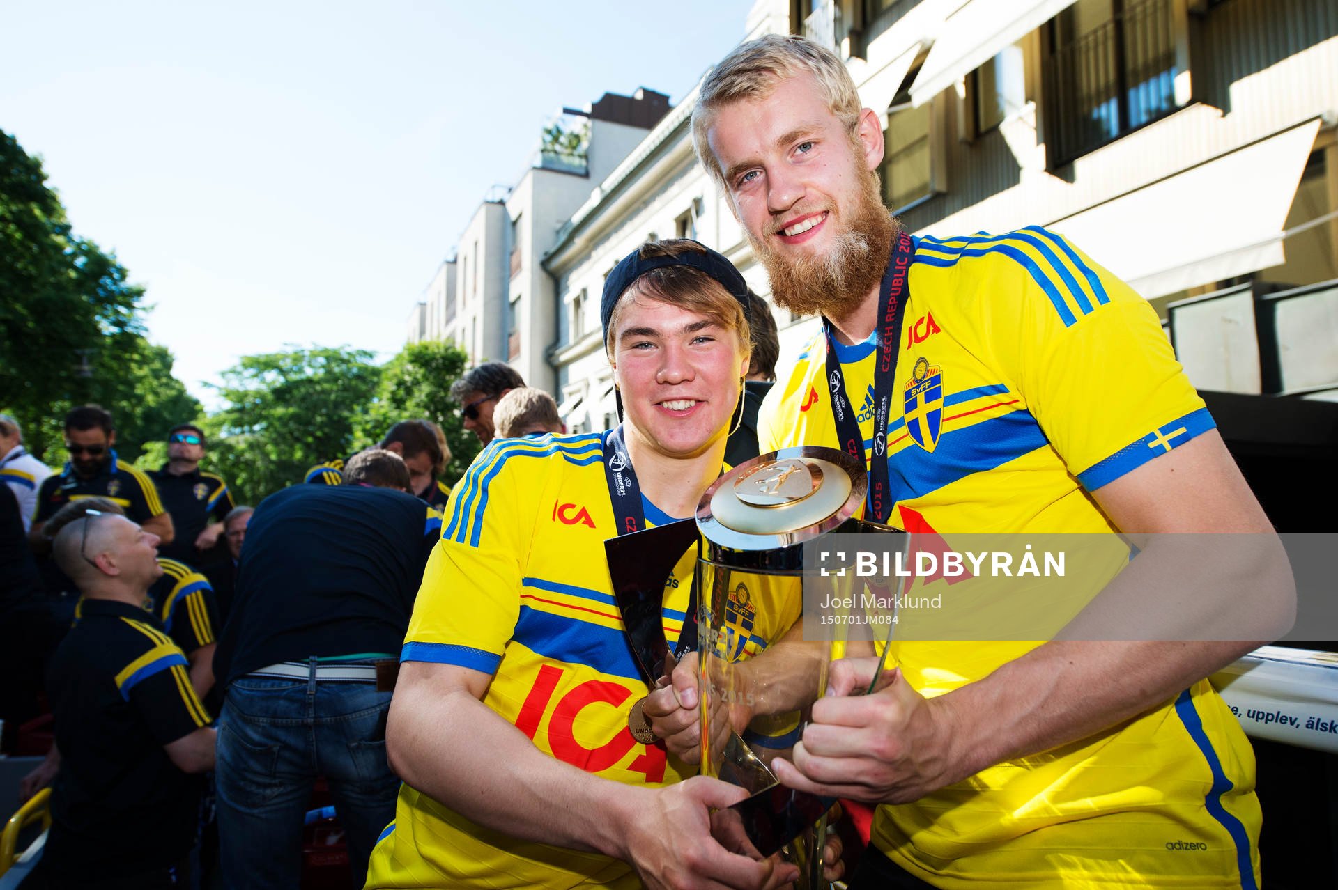 Simon Tibbling och Filip Helander poserar med EM-pokalen