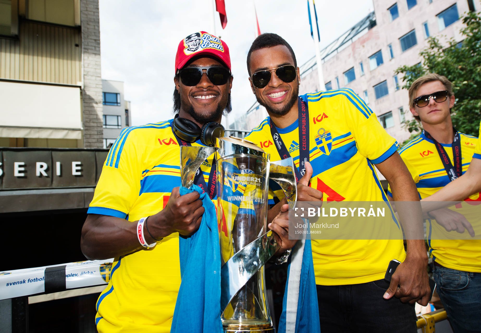 Joseph Baffo och Isaac Kiese Thelin poserar med EM-pokalen