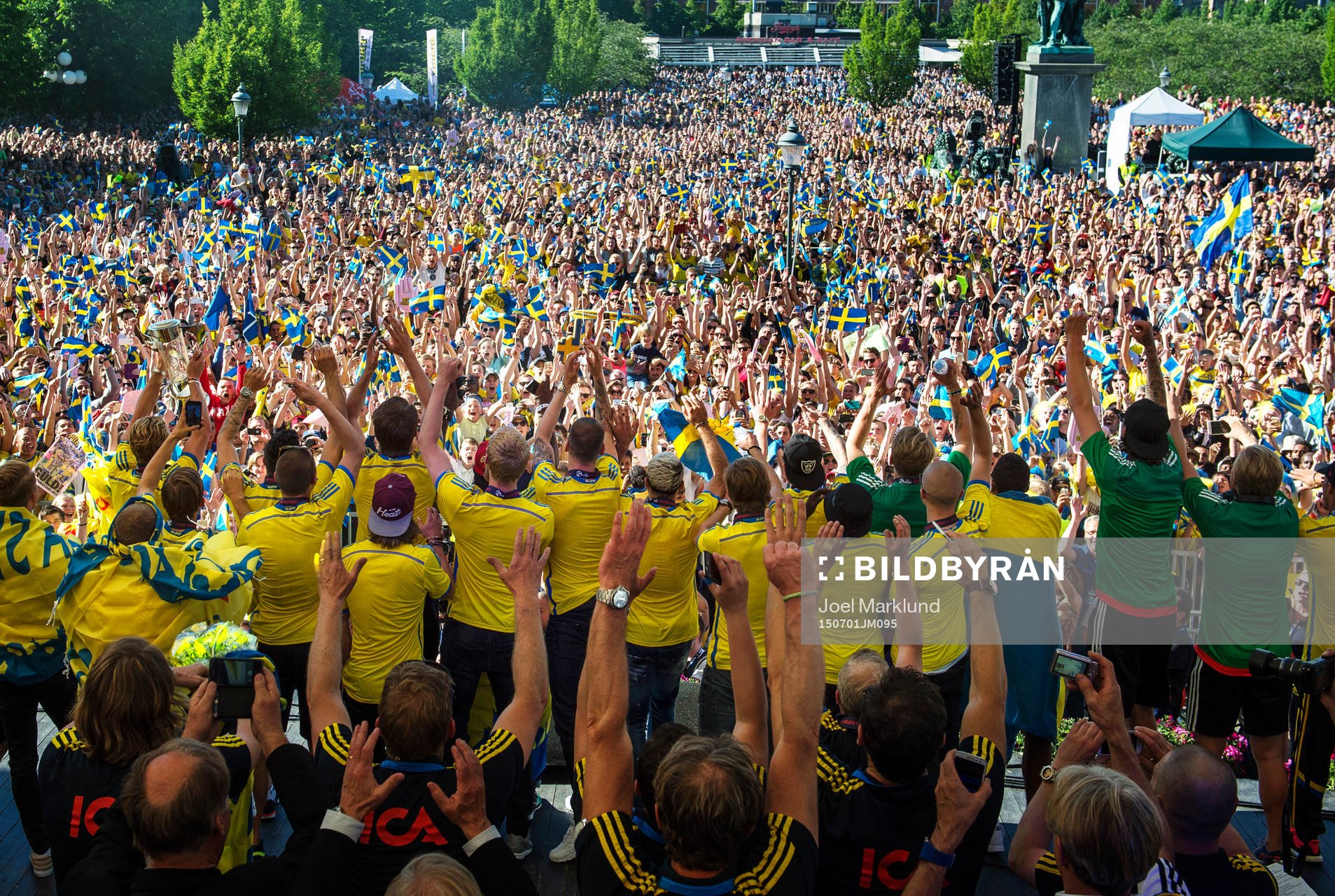 Spelare och ledare jublar mot publiken när Sveriges