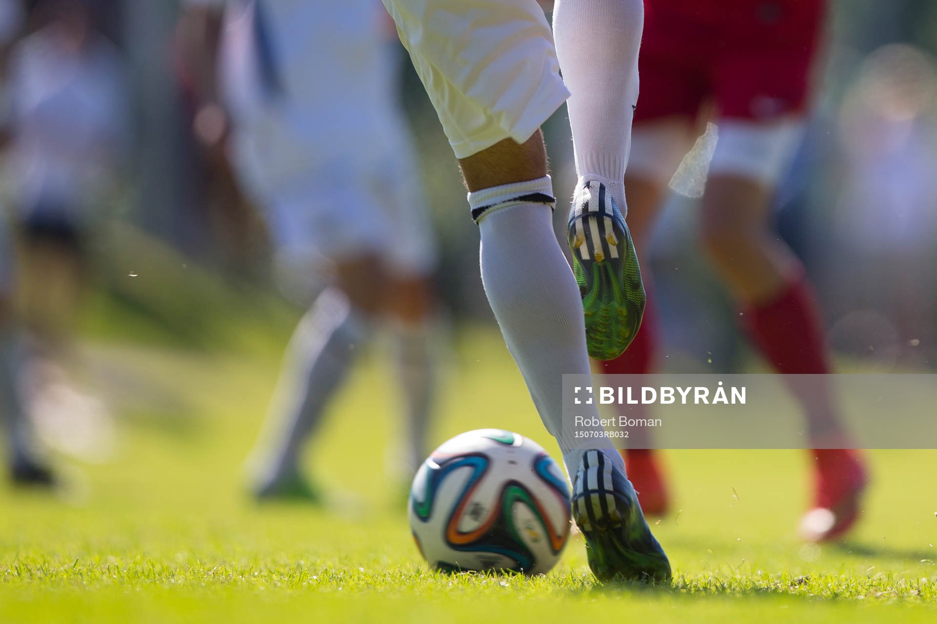 En spelares ben och en fotboll under Svenska fotbollsförbundets elitläger i Halmstad den 3 Juli 2015 i Halmstad.
