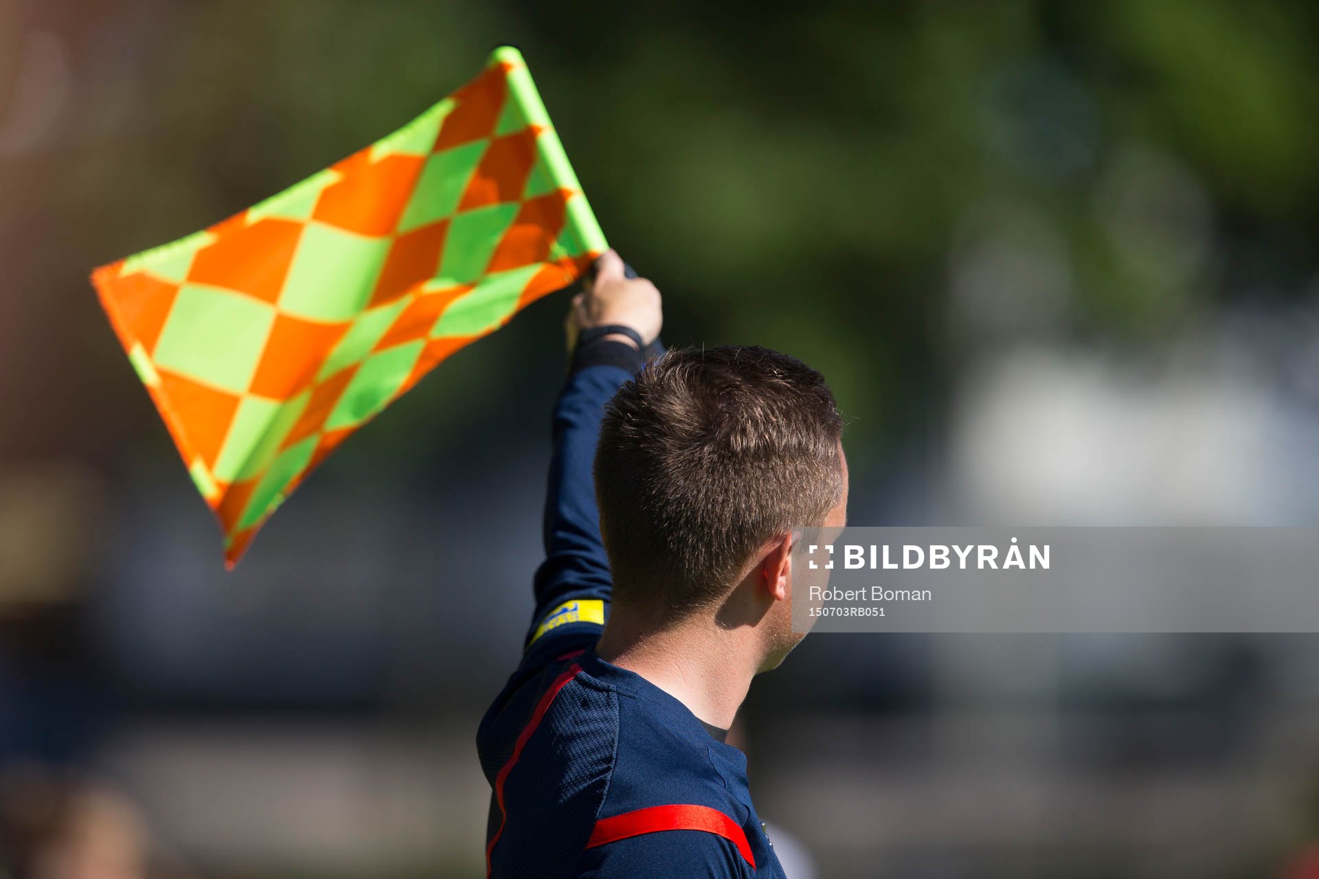 Domare Pontus Westberg ger signal med sin flagga