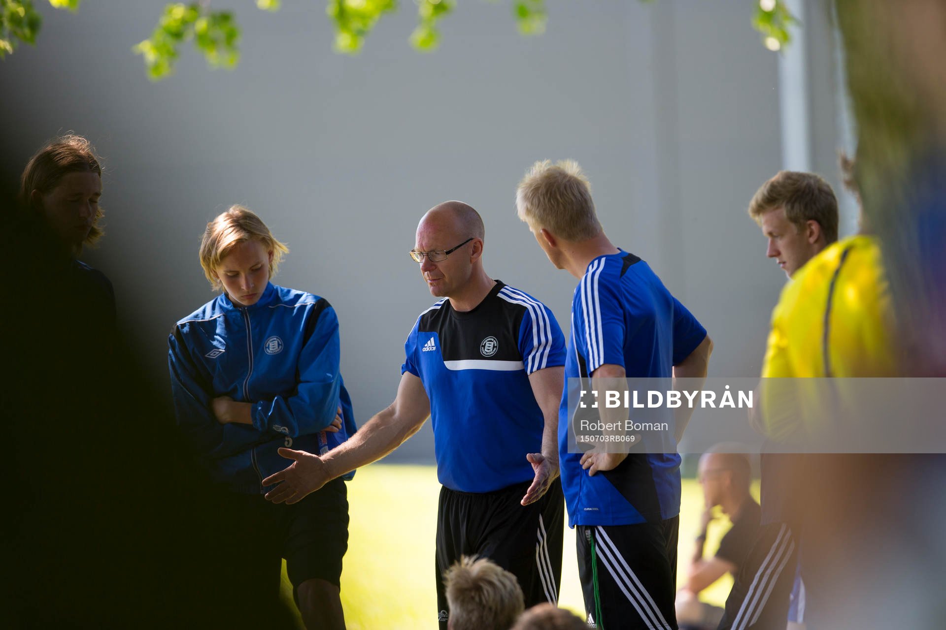 Ångermanlands Patrik Lockner instuerar Erik Bengtsson,