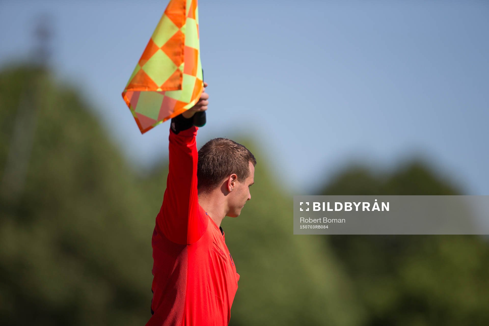 En domare signalerar med sin flagga
