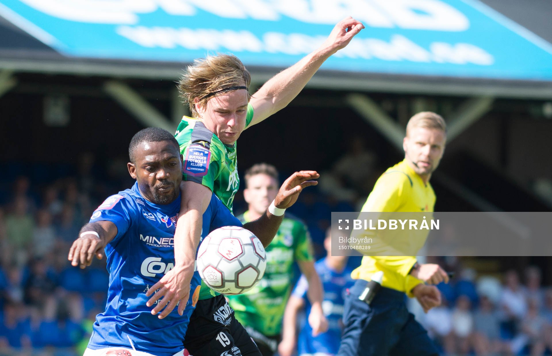 Åtvidabergs John Owoeri och Halmstads Snorre Krogsgård i