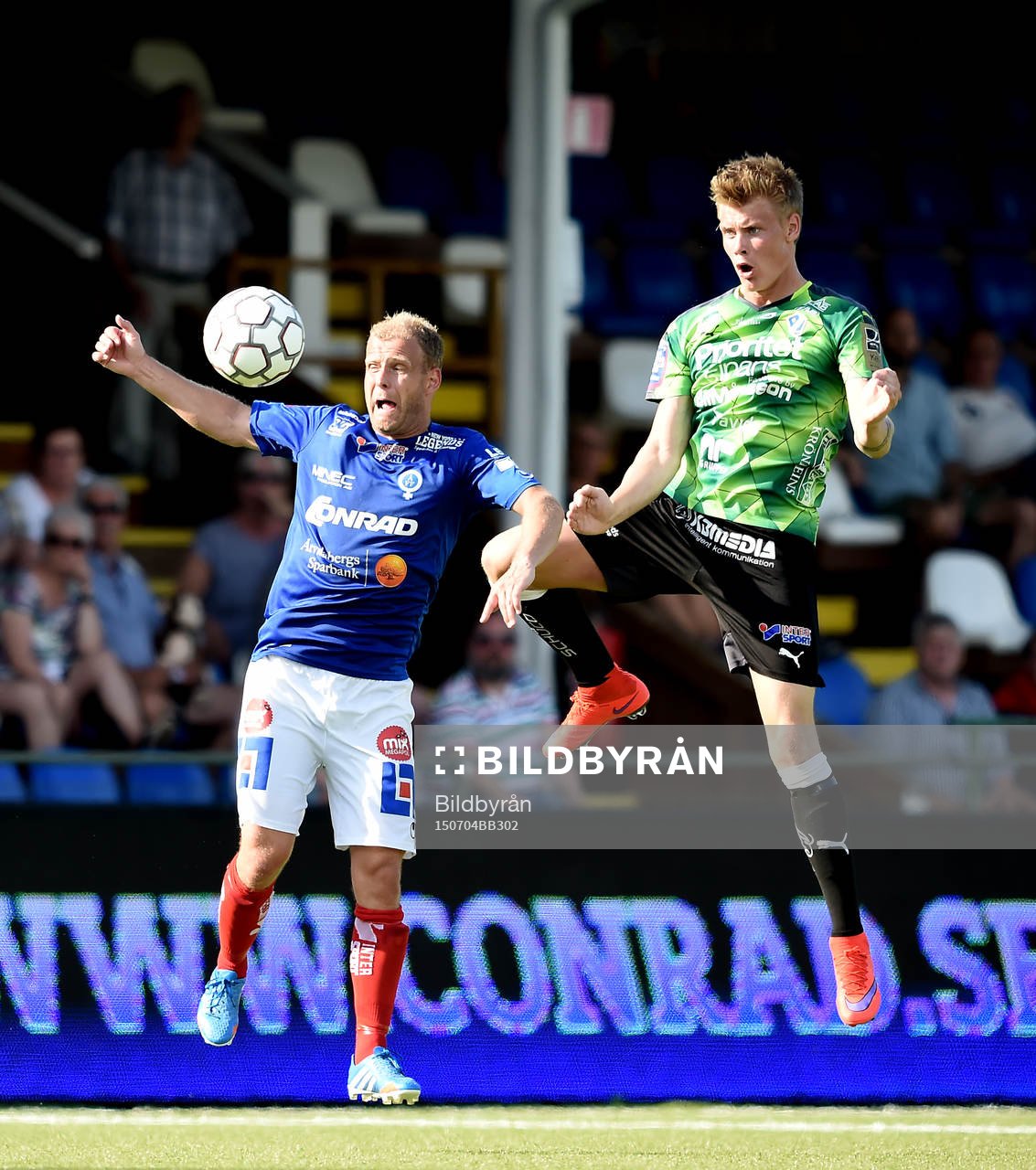 Åtvidabergs Kristian Bergström och Halmstads Eric Smith i duell under fotbollsmatchen i Allsvenskan mellan Åtvidaberg och Halmstad den 4 juli 2015 i Åtvidaberg.