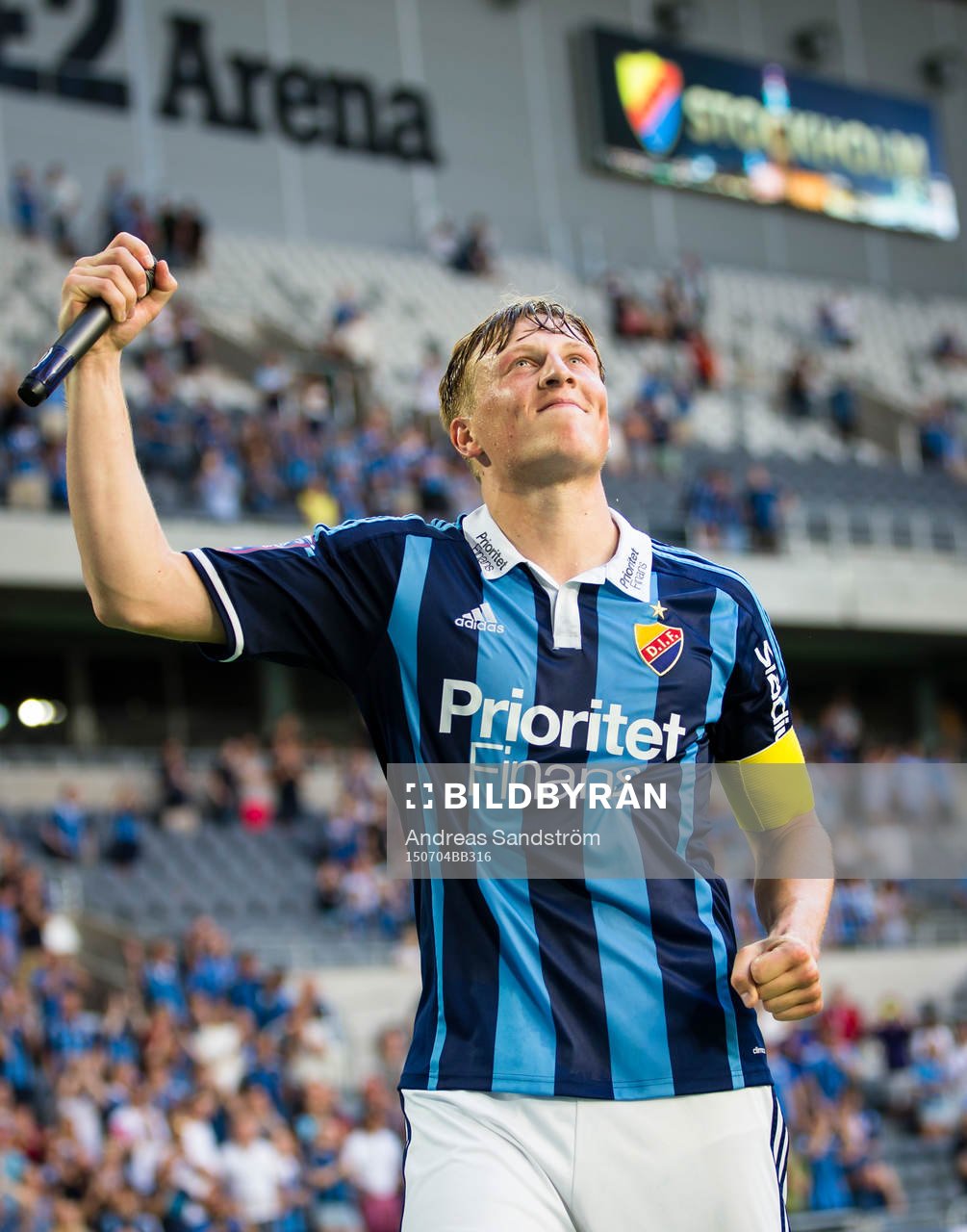 Djurgårdens Emil Bergström leder en sång efter fotbollsmatchen i Allsvenskan mellan Djurgården och Örebro och 4 Juli 2015 i Stockholm.