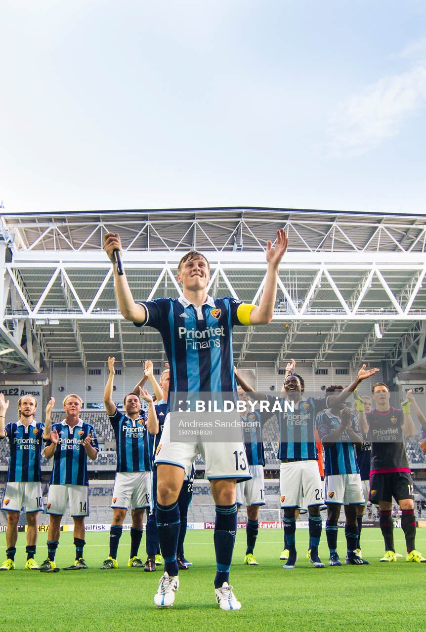 Djurgårdens Emil Bergström leder en sång efter fotbollsmatchen i Allsvenskan mellan Djurgården och Örebro och 4 Juli 2015 i Stockholm.