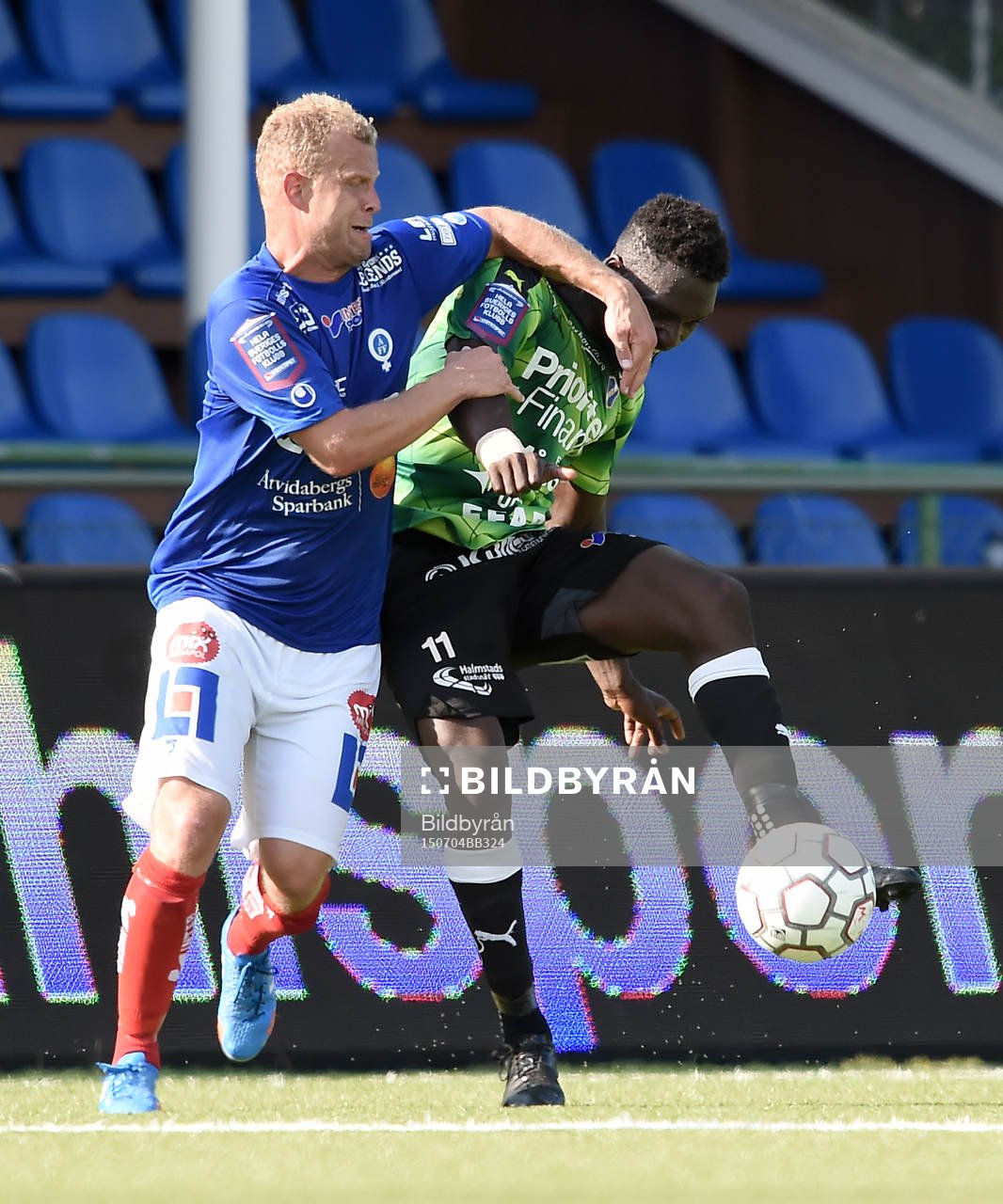 Åtvidabergs Kristian Bergström och Halmstads King Osei