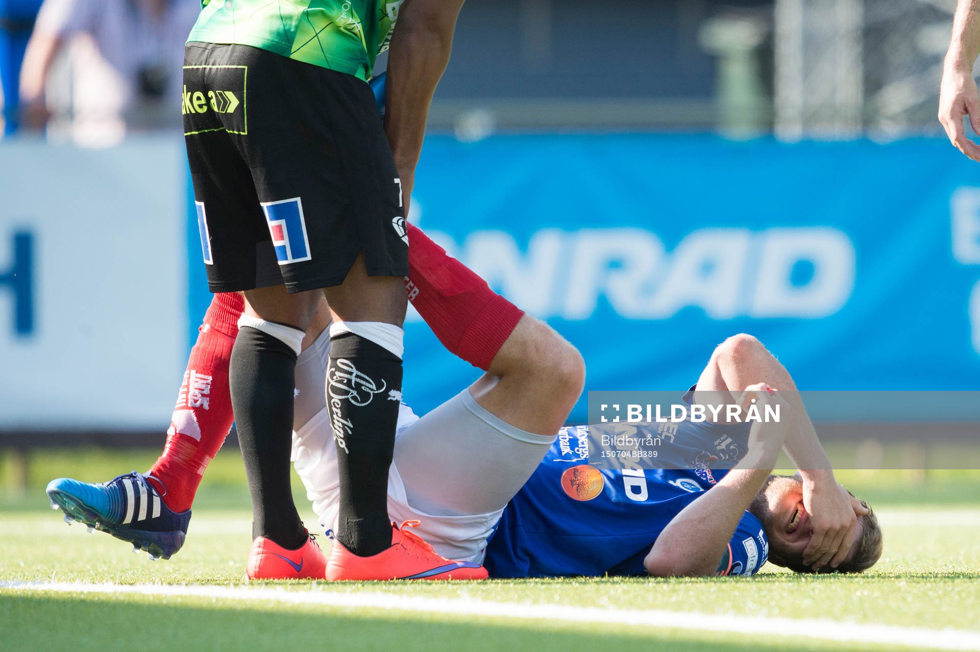 Åtvidabergs lagkapten Daniel Hallingström skadar sig