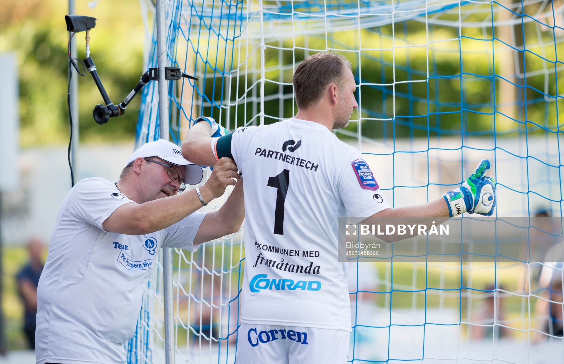 Åtvidabergs målvakt Henrik Gustavsson får hjälp att ta